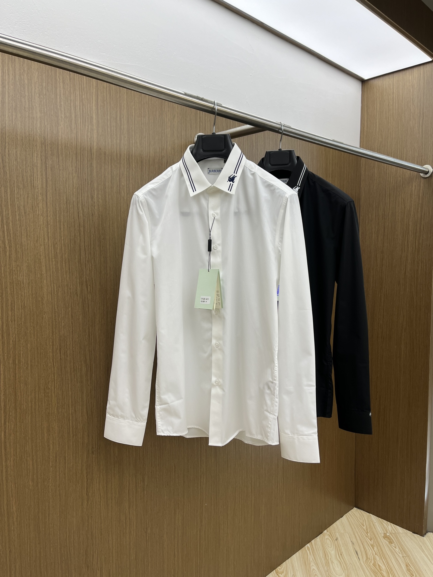 NO:124893,BBR high-end customization 2025SS spring and summer new shirt. It uses customized Tencel polyester fiber blend fabric, with a satin glossy feeling, very high-end, and stylish; the collar is decorated with brand letter logo pattern, which is highly recognizable and full of fashion sense; the slightly wide-fitting, three-dimensional cutting, produced by the brand factory, and the details are impeccable; a shirt suitable for wearing in various occasions, ftd base and outer wear color black white Size 46-54,,alexander wang19860909BBR 高端定制 2025SS春夏新款衬衣.采用定制天丝聚酯纤维混纺面料,缎面的光泽感,非常高级,立挺有型；领子饰以品牌字母logo图案,辨识度极高,时尚感满满；微阔版型,立体裁剪,品牌工厂出品,细节之处无可挑剔；一款适合多种场合穿搭的衬衣,ftd打底外穿皆可 颜色黑色 白色 尺码46-54,,alexander wang,Men's clothing