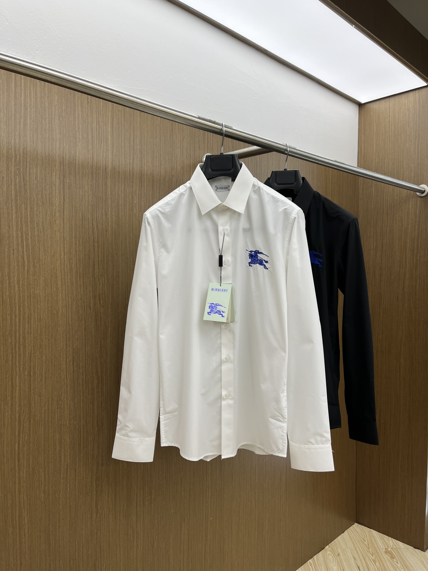 NO:124903,BBR high-end customization 2025SS spring and summer new shirt. It uses customized Tencel polyester fiber blend fabric, with a satin glossy feeling, very high-end, and stylish; the collar is decorated with brand letter logo pattern, which is highly recognizable and full of fashion sense; the slightly wide-fitting, three-dimensional cutting, produced by the brand factory, and the details are impeccable; a shirt suitable for wearing in various occasions, ftd base and outer wear color black white Size 46-54,,alexander wang19860909BBR 高端定制 2025SS春夏新款衬衣.采用定制天丝聚酯纤维混纺面料,缎面的光泽感,非常高级,立挺有型；领子饰以品牌字母logo图案,辨识度极高,时尚感满满；微阔版型,立体裁剪,品牌工厂出品,细节之处无可挑剔；一款适合多种场合穿搭的衬衣,ftd打底外穿皆可 颜色黑色 白色 尺码46-54,,alexander wang,Men's clothing