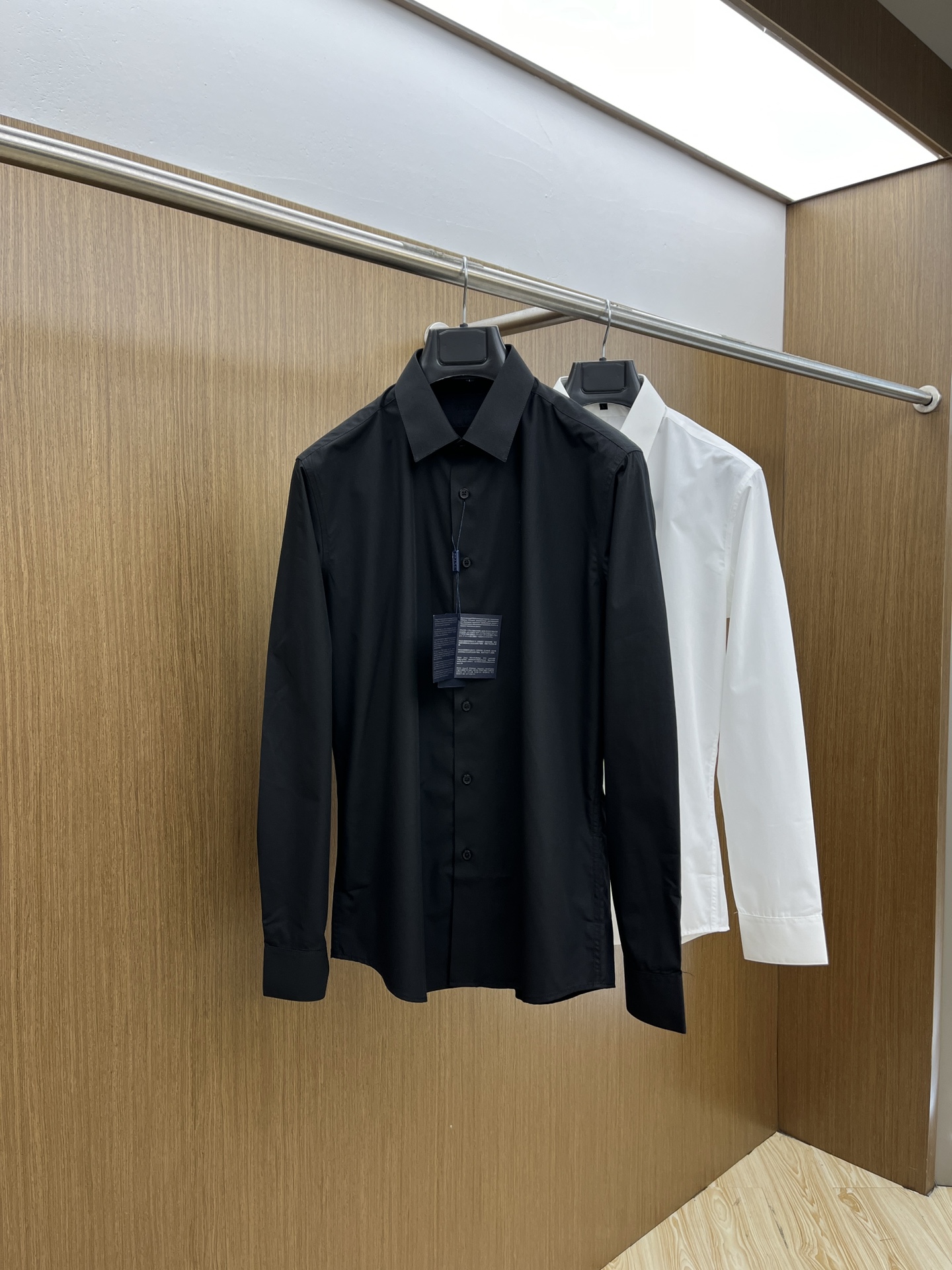 NO:124901,PD high-end customization 2025SS spring and summer new shirt. It uses customized Tencel polyester fiber blend fabric, with a satin glossy feeling, very high-end, and stylish; the collar is decorated with brand letter logo pattern, which is highly recognizable and full of fashion sense; the slightly wide-ranging style, three-dimensional cutting, produced by the brand factory, and the details are impeccable; a shirt suitable for wearing on multiple occasions, ftd base and outer wear color black white Size 46-54,,alexander wang19860909PD 高端定制 2025SS春夏新款衬衣.采用定制天丝聚酯纤维混纺面料,缎面的光泽感,非常高级,立挺有型；领子饰以品牌字母logo图案,辨识度极高,时尚感满满；微阔版型,立体裁剪,品牌工厂出品,细节之处无可挑剔；一款适合多种场合穿搭的衬衣,ftd打底外穿皆可 颜色黑色 白色 尺码46-54,,alexander wang,Men's clothing