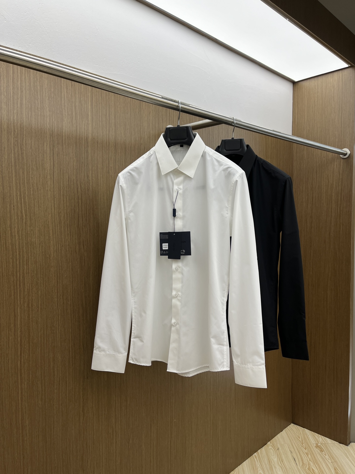 NO:124898,PD high-end customization 2025SS spring and summer new shirt. It uses customized Tencel polyester fiber blend fabric, with a satin glossy feeling, very high-end, and stylish; the collar is decorated with brand letter logo pattern, which is highly recognizable and full of fashion sense; the slightly wide-ranging style, three-dimensional cutting, produced by the brand factory, and the details are impeccable; a shirt suitable for wearing on multiple occasions, ftd base and outer wear color black white Size 46-54,,alexander wang19860909PD 高端定制 2025SS春夏新款衬衣.采用定制天丝聚酯纤维混纺面料,缎面的光泽感,非常高级,立挺有型；领子饰以品牌字母logo图案,辨识度极高,时尚感满满；微阔版型,立体裁剪,品牌工厂出品,细节之处无可挑剔；一款适合多种场合穿搭的衬衣,ftd打底外穿皆可 颜色黑色 白色 尺码46-54,,alexander wang,Men's clothing