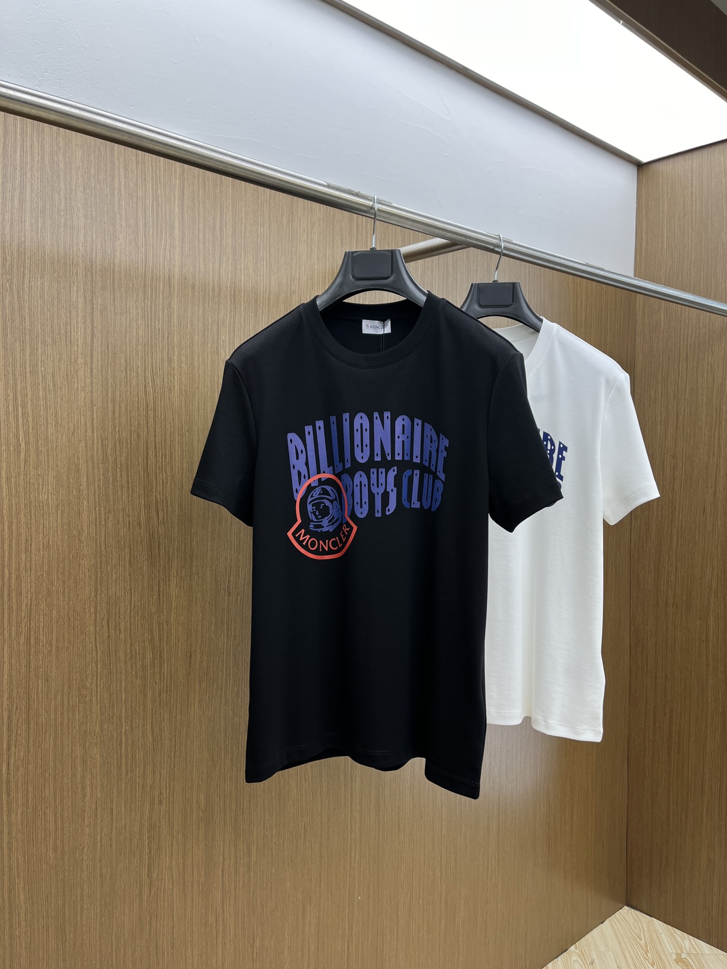 NO:119953,Mon high-end customization 25 spring and summer new printed round neck base short-sleeved T-shirt, brand letter design on the front chest, creating basic men's items, injecting new ideas into men's wardrobe. Made of soft cotton double-sided knitted long velvet cotton   modal cotton fabric, the fabric is delicate, soft and draped, full of cotton, and excellent comfort in the upper body; black and white Size M-3XL, T-shirt,tees, t-shirt,alexander wang19860909Mon 高端定制 25春夏新品印花圆领打底短袖T恤,正面胸前缀饰品牌字母设计,打造男士基本款单品,为男士衣橱注入新意.采用柔软棉质双面针织长绒棉 莫代尔棉面料制成,面料细腻、柔感垂顺、棉感十足、bmp上身舒适度极佳；黑色 白色 尺码M-3XL,,T-shirt,tees，t-shirt,alexander wang,Men's clothing