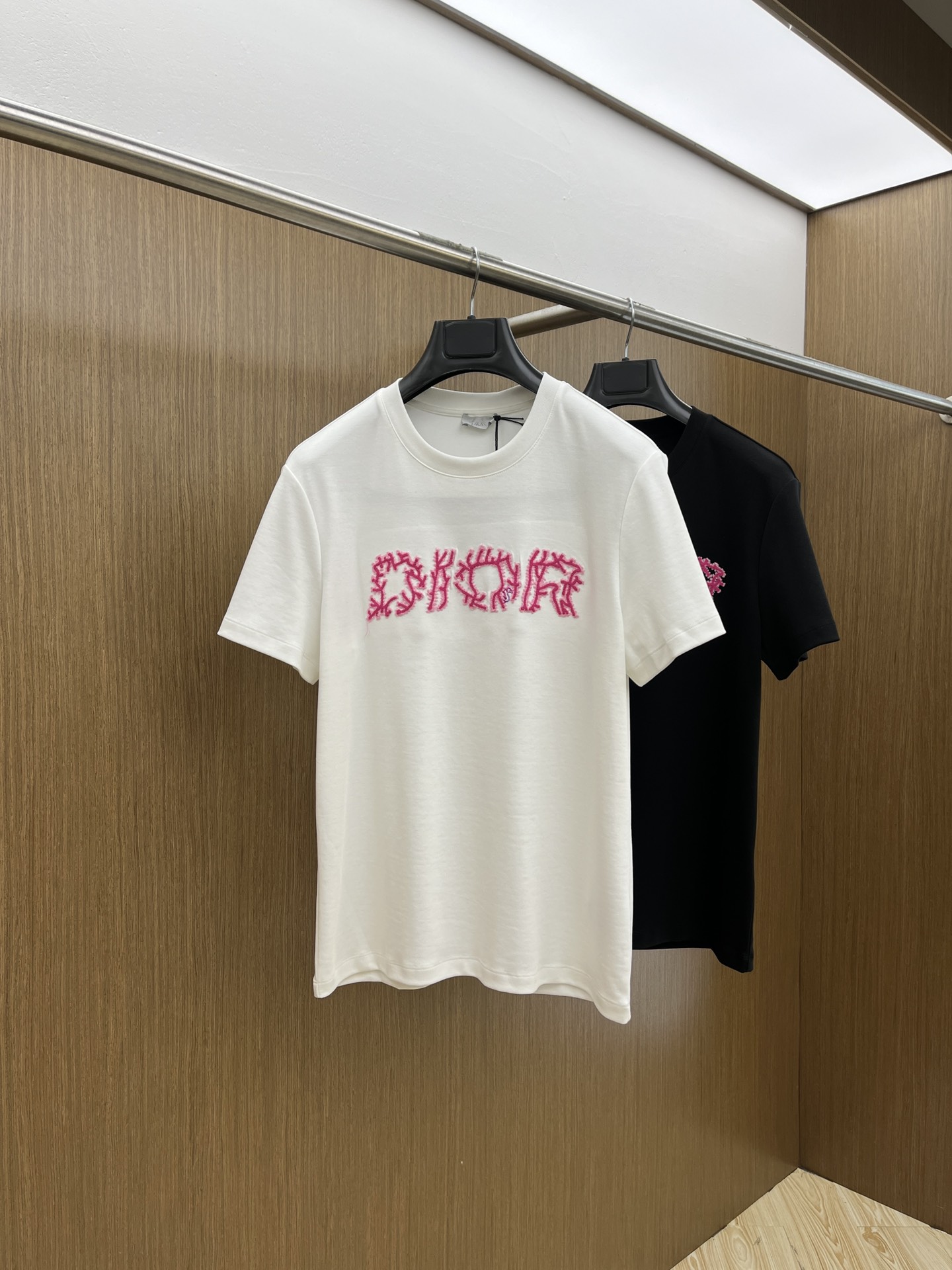 NO:119957,CD high-end customization 25 spring and summer new printed round neck base short-sleeved T-shirt, brand letter design on the front chest, creating basic men's products, injecting new ideas into men's wardrobe. Made of soft cotton double-sided knitted long velvet cotton   modal cotton fabric, the fabric is delicate, soft and draped, full of cotton, and excellent comfort in the upper body; black and white Size M-3XL, T-shirt,tees, t-shirt,alexander wang19860909CD 高端定制 25春夏新品印花圆领打底短袖T恤,正面胸前缀饰品牌字母设计,打造男士基本款单品,为男士衣橱注入新意.采用柔软棉质双面针织长绒棉 莫代尔棉面料制成,面料细腻、柔感垂顺、棉感十足、bmp上身舒适度极佳；黑色 白色 尺码M-3XL,,T-shirt,tees，t-shirt,alexander wang,Men's clothing