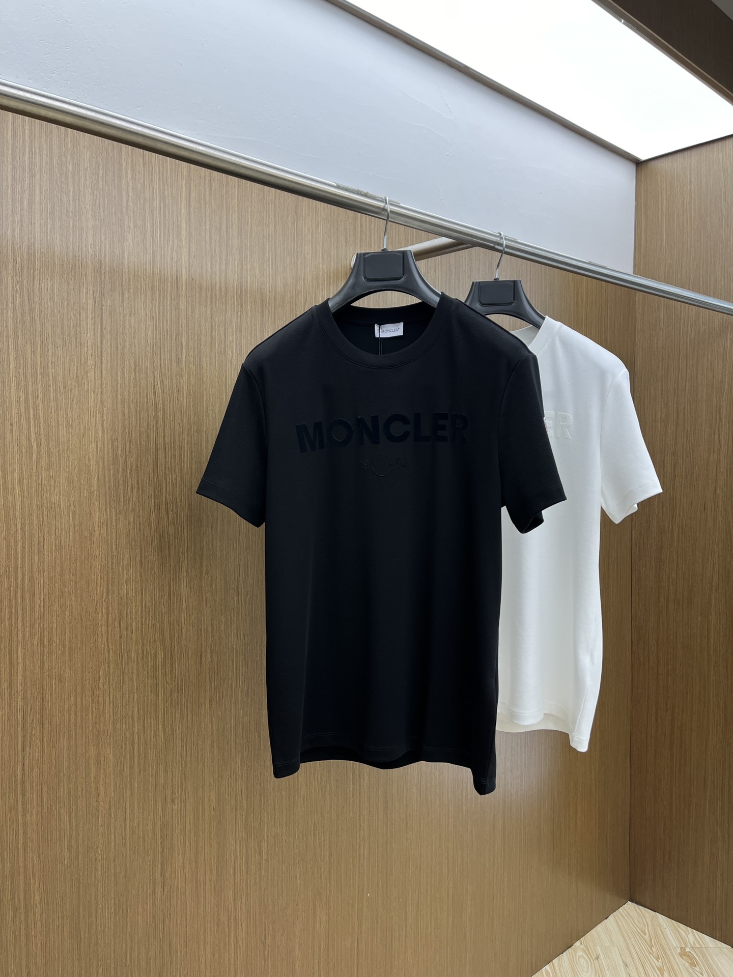 NO:119949,Mon high-end customization 25 spring and summer new printed round neck base short-sleeved T-shirt, brand letter design on the front chest, creating basic men's items, injecting new ideas into men's wardrobe. Made of soft cotton double-sided knitted long velvet cotton   modal cotton fabric, the fabric is delicate, soft and draped, full of cotton, and excellent comfort in the upper body; black and white Size M-3XL, T-shirt,tees, t-shirt,alexander wang19860909Mon 高端定制 25春夏新品印花圆领打底短袖T恤,正面胸前缀饰品牌字母设计,打造男士基本款单品,为男士衣橱注入新意.采用柔软棉质双面针织长绒棉 莫代尔棉面料制成,面料细腻、柔感垂顺、棉感十足、bmp上身舒适度极佳；黑色 白色 尺码M-3XL,,T-shirt,tees，t-shirt,alexander wang,Men's clothing