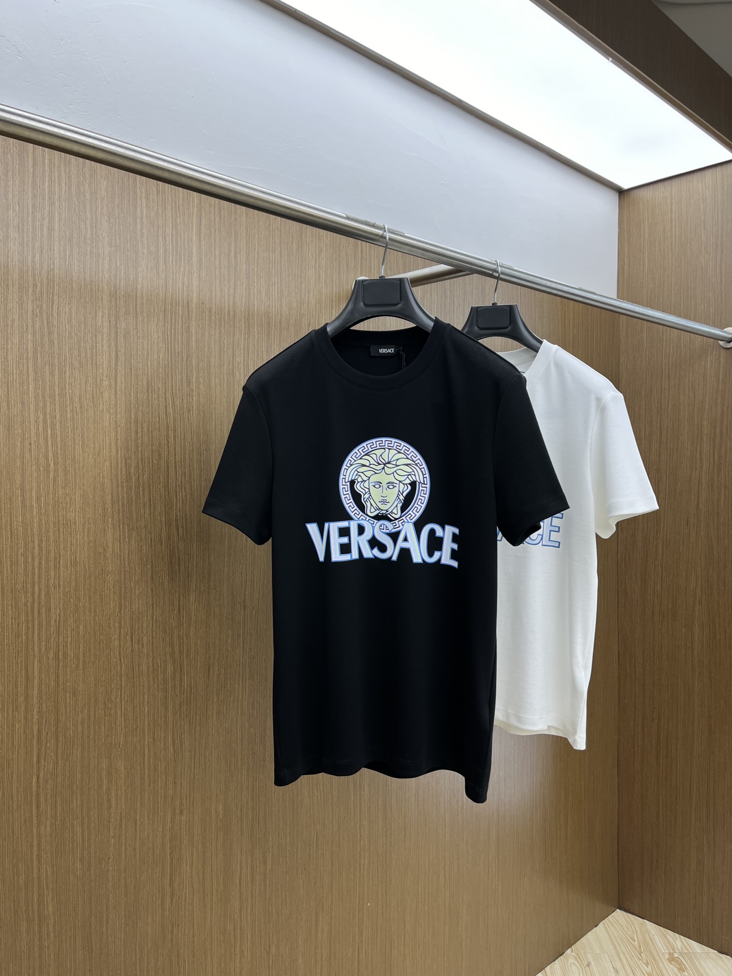 NO:119951,Ver high-end customization 25 spring and summer new printed round neck base short-sleeved T-shirt, brand letter design on the front chest, creating basic men's products, injecting new ideas into men's wardrobe. Made of soft cotton double-sided knitted long velvet cotton   modal cotton fabric, the fabric is delicate, soft and draped, full of cotton, and excellent comfort in the upper body; black and white Size M-3XL, T-shirt,tees, t-shirt,alexander wang19860909Ver 高端定制 25春夏新品印花圆领打底短袖T恤,正面胸前缀饰品牌字母设计,打造男士基本款单品,为男士衣橱注入新意.采用柔软棉质双面针织长绒棉 莫代尔棉面料制成,面料细腻、柔感垂顺、棉感十足、bmp上身舒适度极佳；黑色 白色 尺码M-3XL,,T-shirt,tees，t-shirt,alexander wang,Men's clothing