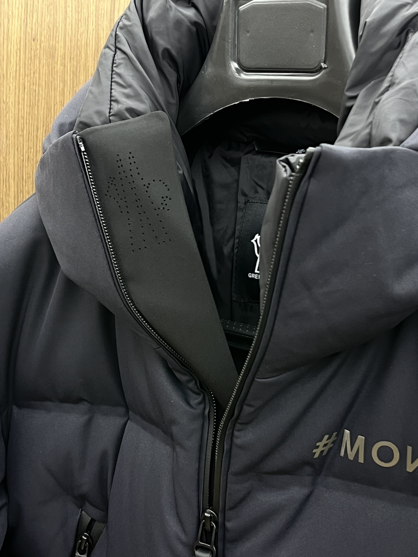 MonFW秋冬Mon*lerGrenoble压胶滑雪经典的黑白色为造型气质添加色彩!简约时尚的羽绒具备了