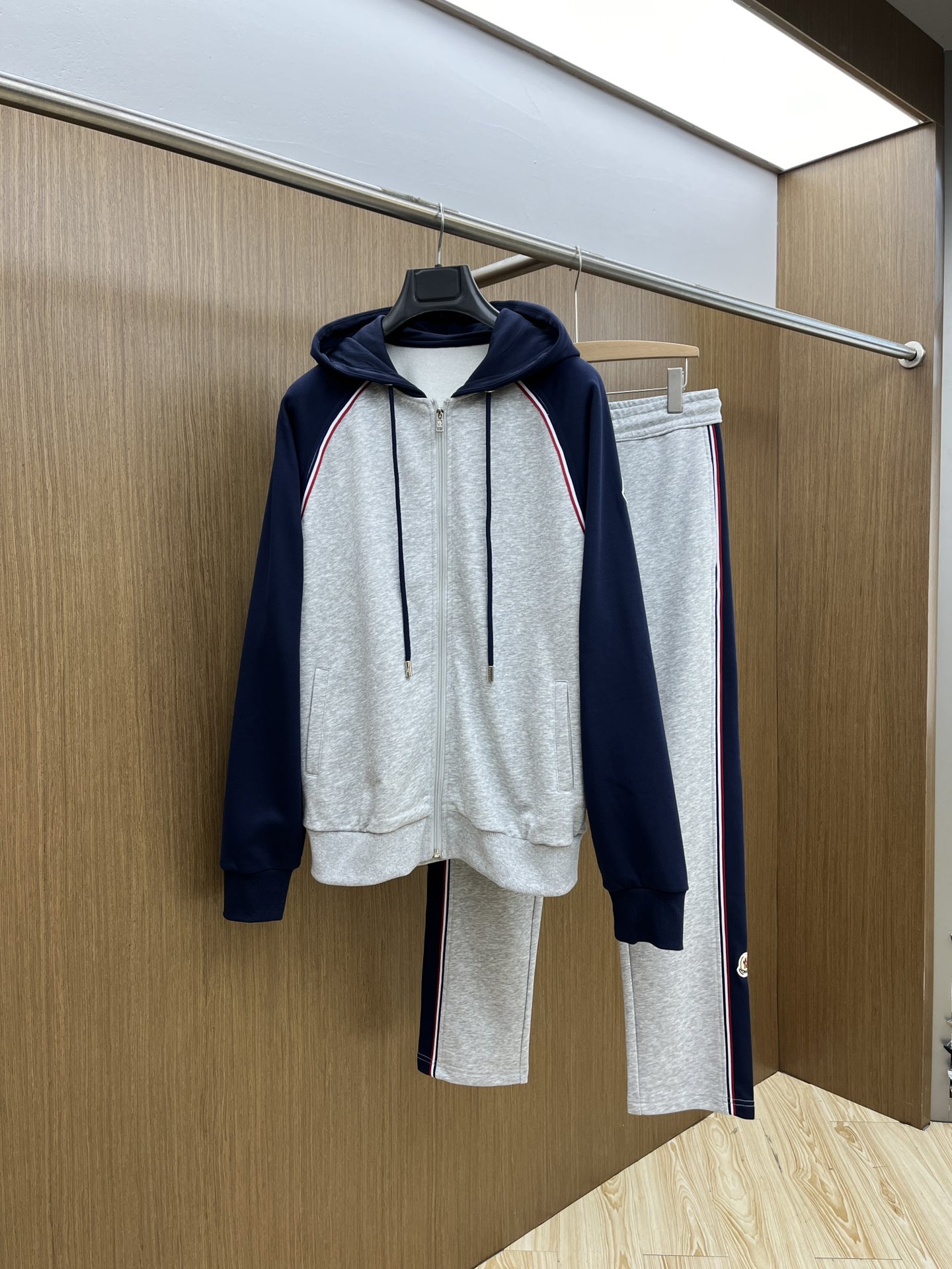 NO:131260,New jacket P Mon high-end custom Ss autumn and winter new casual set is removable and uses original imported towel embroidered jacquard pair-knitted fixed-dye fabric!  Keduo Gundam, customized jacquard embossing technology, laser positioning and cutting on dark patterns, perfectly restore all the details of ZP, and the three-dimensional embossing logo highlights the texture of the whole piece!  The side is threaded splicing design, which is casual, three-dimensional and comfortable tailored to easily create a comfortable atmosphere, lazy and casual, full of high-end feeling, and the bottoms are randomly matched to make them look extraordinary and taste-enhancing designs!  Three-dimensional relief brand logo!  The softness and delicate velvet tuft feel are quite OK, with exquisite fine embellishment, customized towel embroidery technology, fixed woven and dye fabric, skin-friendly soft washing, soft and breathable, and comfortable in the body!  The simple style of solid colors is matched with the concave and concave three-dimensional design, the simpler the more advanced it looks!  Relaxed and casual, very stylish, invincible youthful age-reducing magic!  The wiring is very fine!  Every detail of the clothes is perfect, the upper body effect is not considered at all. It is a must-have for leisure travel. The A59 is fashionable and unique and super versatile!  Size M-3XL (model 173, 143 catties upper body L size), Jackets & coats, alexander wang19860909新款 外套 裤子P Mon 高级定制 Ss秋冬新款休闲套装可拆 采用原版进口毛巾绣提花对版定织定染面料！克重高达克 定制提花浮雕工艺 满身暗纹激光定位裁剪 完美还原ZP全部细节,立体的浮雕logo 就把整件的质感给凸显出来了！侧面做了螺纹拼接设计 ,休闲立体舒适剪裁 轻松打造舒适氛围,慵懒随意,充满高级感,下装随意搭配 都显得质感不凡 提升品味感的设计！立体浮雕品牌logo！柔软度和细腻绒簇感都是相当OK的,精致细节点缀,定制毛巾绣工艺,定织定染面料,亲肤级柔软水洗,着身柔软透气,切身舒适！纯色系的简约格调搭配配凹凸立体的设计～越简单越显高级！轻松随意又非常有型,无敌青春减龄神奇！走线十分精细！衣服的每个细节都很完美上身效果丝毫不用考虑,休闲旅行必备,A59时尚又个性超级百搭！尺码M-3XL（模特173,143斤上身L码）,,jackets & coats,alexander wang,Men's clothing