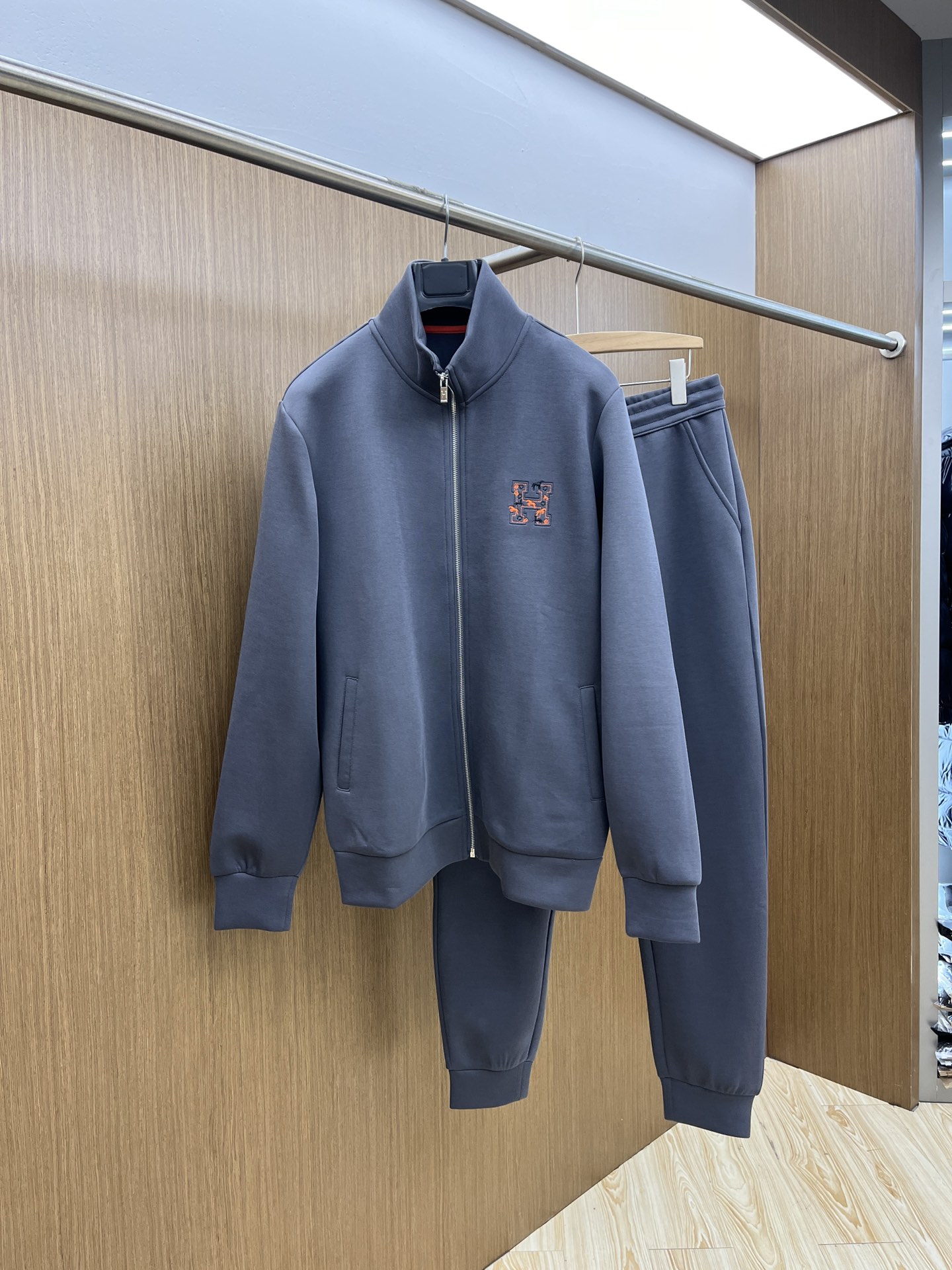 NO:131262,New jacket P HER high-end customization Ss autumn and winter new casual set is removable and uses original imported towel embroidered jacquard pair-knitted fixed-dye fabric!  Keduo Gundam, customized jacquard embossing technology, laser positioning and cutting on dark patterns, perfectly restore all the details of ZP, and the three-dimensional embossing logo highlights the texture of the whole piece!  The side is threaded splicing design, which is casual, three-dimensional and comfortable tailored to easily create a comfortable atmosphere, lazy and casual, full of high-end feeling, and the bottoms are randomly matched to make them look extraordinary and taste-enhancing designs!  Three-dimensional relief brand logo!  The softness and delicate velvet tuft feel are quite OK, with exquisite fine embellishment, customized towel embroidery technology, fixed woven and dye fabric, skin-friendly soft washing, soft and breathable, and comfortable in the body!  The simple style of solid colors is matched with the concave and concave three-dimensional design, the simpler the more advanced it looks!  Relaxed and casual, very stylish, invincible youthful age-reducing magic!  The wiring is very fine!  Every detail of the clothes is perfect, the upper body effect is not considered at all. It is a must-have for leisure travel. The A59 is fashionable and unique and super versatile!  Size M-3XL (model 173, 143 catties upper body L size), Jackets & coats, alexander wang19860909新款 外套 裤子P HER 高级定制 Ss秋冬新款休闲套装可拆 采用原版进口毛巾绣提花对版定织定染面料！克重高达克 定制提花浮雕工艺 满身暗纹激光定位裁剪 完美还原ZP全部细节,立体的浮雕logo 就把整件的质感给凸显出来了！侧面做了螺纹拼接设计 ,休闲立体舒适剪裁 轻松打造舒适氛围,慵懒随意,充满高级感,下装随意搭配 都显得质感不凡 提升品味感的设计！立体浮雕品牌logo！柔软度和细腻绒簇感都是相当OK的,精致细节点缀,定制毛巾绣工艺,定织定染面料,亲肤级柔软水洗,着身柔软透气,切身舒适！纯色系的简约格调搭配配凹凸立体的设计～越简单越显高级！轻松随意又非常有型,无敌青春减龄神奇！走线十分精细！衣服的每个细节都很完美上身效果丝毫不用考虑,休闲旅行必备,A59时尚又个性超级百搭！尺码M-3XL（模特173,143斤上身L码）,,jackets & coats,alexander wang,Men's clothing