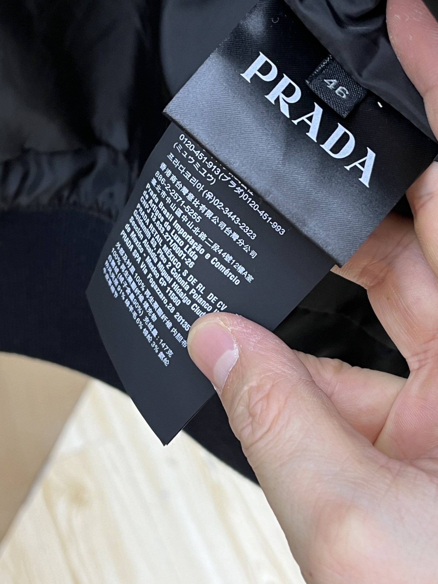 顶级高品质普拉达脱卸帽羽绒服PRADA冬季新品羽绒服面料选用了该品牌经典的Re再生尼龙面料PRADA一直