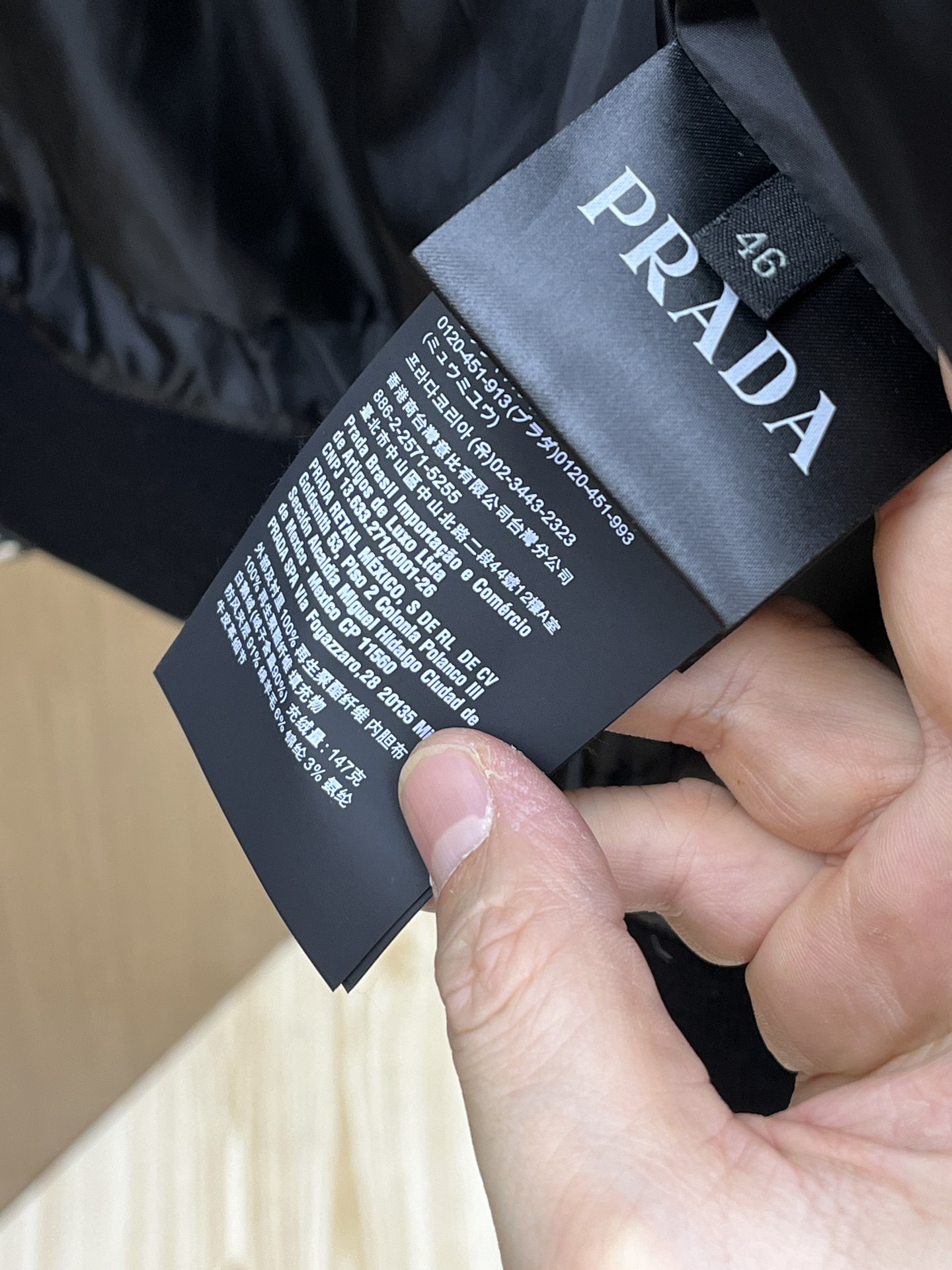 顶级高品质普拉达脱卸帽羽绒服PRADA冬季新品羽绒服面料选用了该品牌经典的Re再生尼龙面料PRADA一直