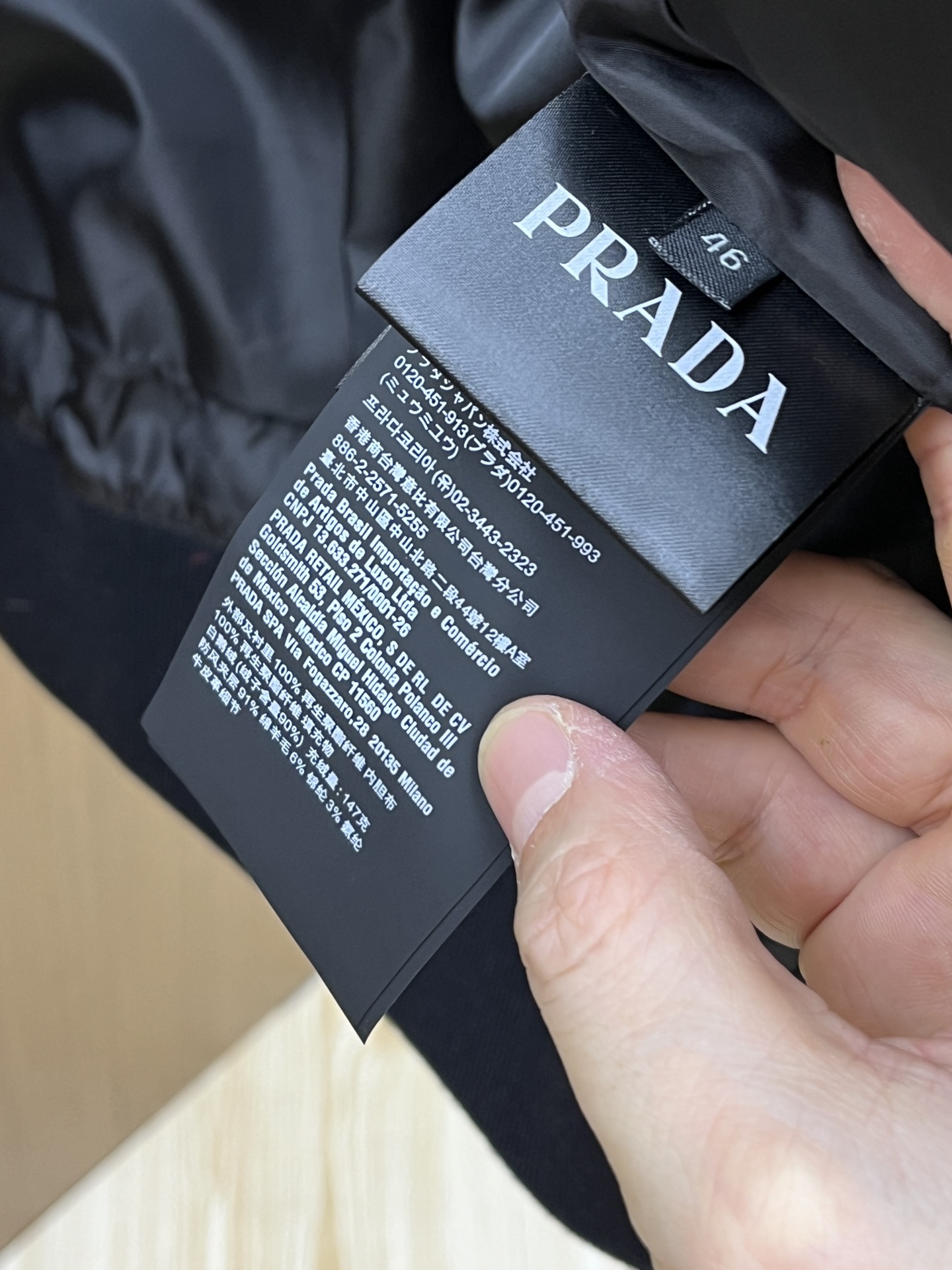 顶级高品质普拉达脱卸帽羽绒服PRADA冬季新品羽绒服面料选用了该品牌经典的Re再生尼龙面料PRADA一直