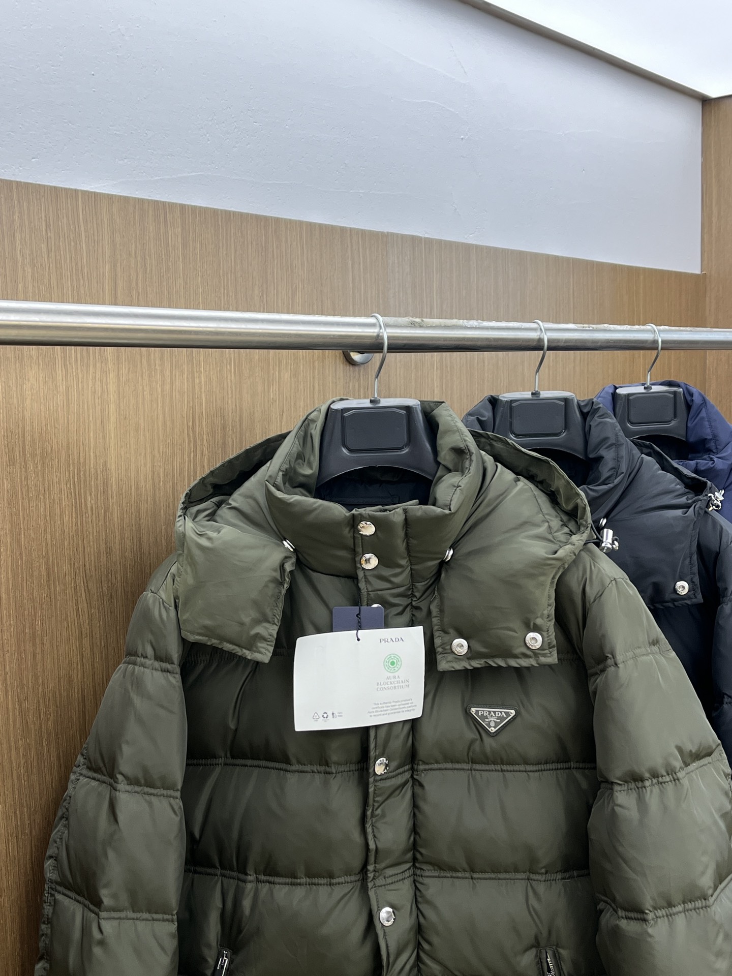 顶级高品质普拉达脱卸帽羽绒服PRADA冬季新品羽绒服面料选用了该品牌经典的Re再生尼龙面料PRADA一直