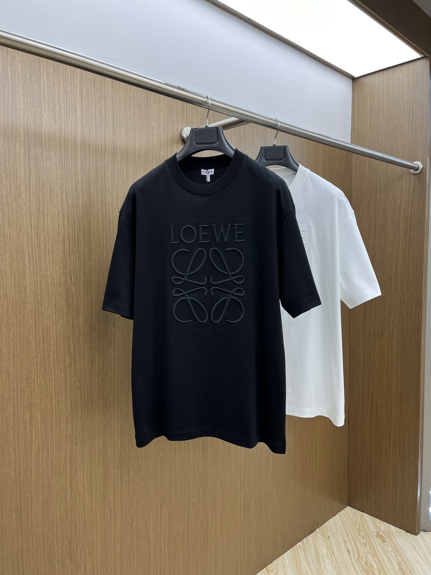 NO:411039,New LOE high-end customization 2025 spring and summer new first-time counter latest short-sleeved round-neck T-shirt high-end customization design avant-garde and fashionable!  Brand logo heavy craft design, high-end customized mercerated cloud cotton fabric, soft feel, comfortable to wear, exquisite counter-level car line, fine workmanship, invincible and handsome upper body effect!  A must-have item for handsome men!  Color black white bld code number M-3XL, loewe, T-shirt,tees, t-shirt,alexander wang19860909新款LOE 高端定制 2025春夏新款首发专柜最新款短袖圆领T恤 高端订制 设计前卫时尚！品牌logo重工艺设计 高端定制丝光云朵棉面料.手感柔软.穿着舒适.专柜级别精致车线.做工精细.上身效果无敌帅气！型男必备单品！ 颜色黑色 白色 bld码数M-3XL,,loewe,T-shirt,tees，t-shirt,alexander wang,Men's clothing