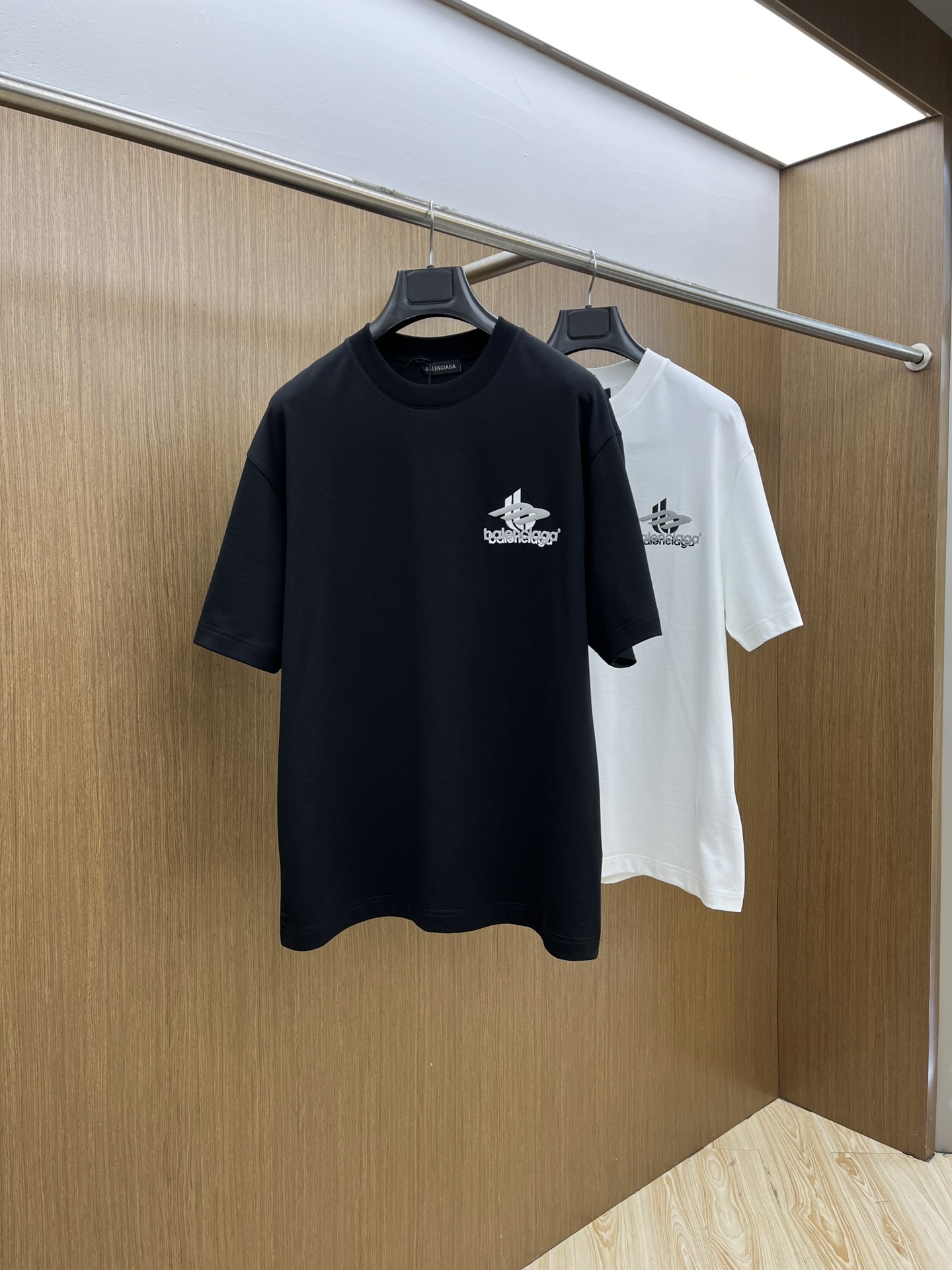 NO:411045,New BBG high-end customization 2025 spring and summer new first-time counter latest short-sleeved round-neck T-shirt high-end customization design avant-garde and fashionable!  Brand logo heavy craft design, high-end customized mercerated cloud cotton fabric, soft feel, comfortable to wear, exquisite counter-level car line, fine workmanship, invincible and handsome upper body effect!  A must-have item for handsome men!  Color black white bld code number M-3XL, T-shirt,tees,t-shirt,alexander wang19860909新款BBG高端定制 2025春夏新款首发专柜最新款短袖圆领T恤 高端订制 设计前卫时尚！品牌logo重工艺设计 高端定制丝光云朵棉面料.手感柔软.穿着舒适.专柜级别精致车线.做工精细.上身效果无敌帅气！型男必备单品！ 颜色黑色 白色 bld码数M-3XL,,T-shirt,tees，t-shirt,alexander wang,Men's clothing