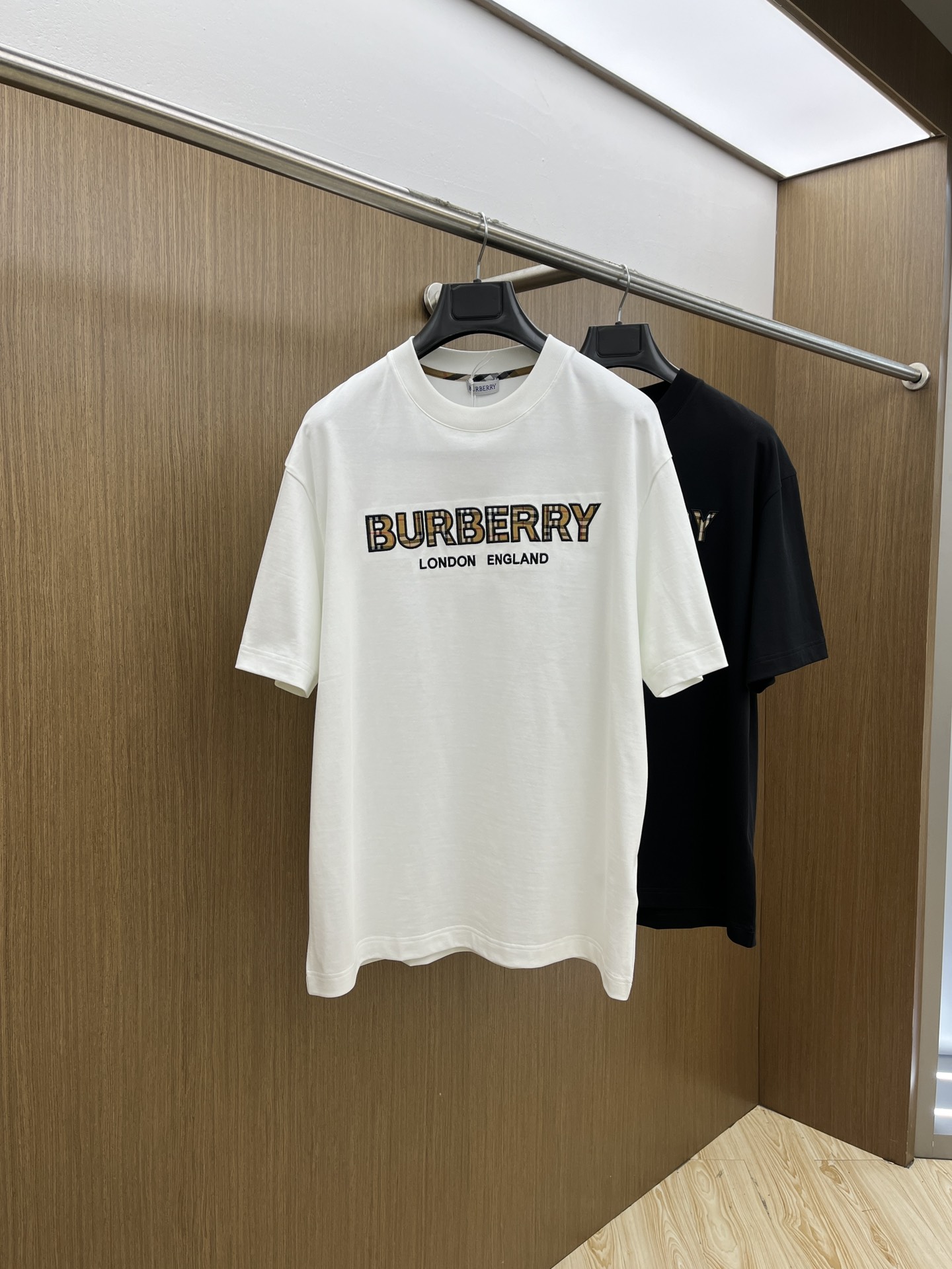 NO:411050,New BBR high-end customization 2025 spring and summer new first-time counter latest short-sleeved round-neck T-shirt high-end customization, avant-garde and fashionable design!  Brand logo heavy craft design, high-end customized mercerated cloud cotton fabric, soft feel, comfortable to wear, exquisite counter-level car line, fine workmanship, invincible and handsome upper body effect!  A must-have item for handsome men!  Color black white bld code number M-3XL, T-shirt,tees,t-shirt,alexander wang19860909新款BBR高端定制 2025春夏新款首发专柜最新款短袖圆领T恤 高端订制 设计前卫时尚！品牌logo重工艺设计 高端定制丝光云朵棉面料.手感柔软.穿着舒适.专柜级别精致车线.做工精细.上身效果无敌帅气！型男必备单品！ 颜色黑色 白色 bld码数M-3XL,,T-shirt,tees，t-shirt,alexander wang,Men's clothing