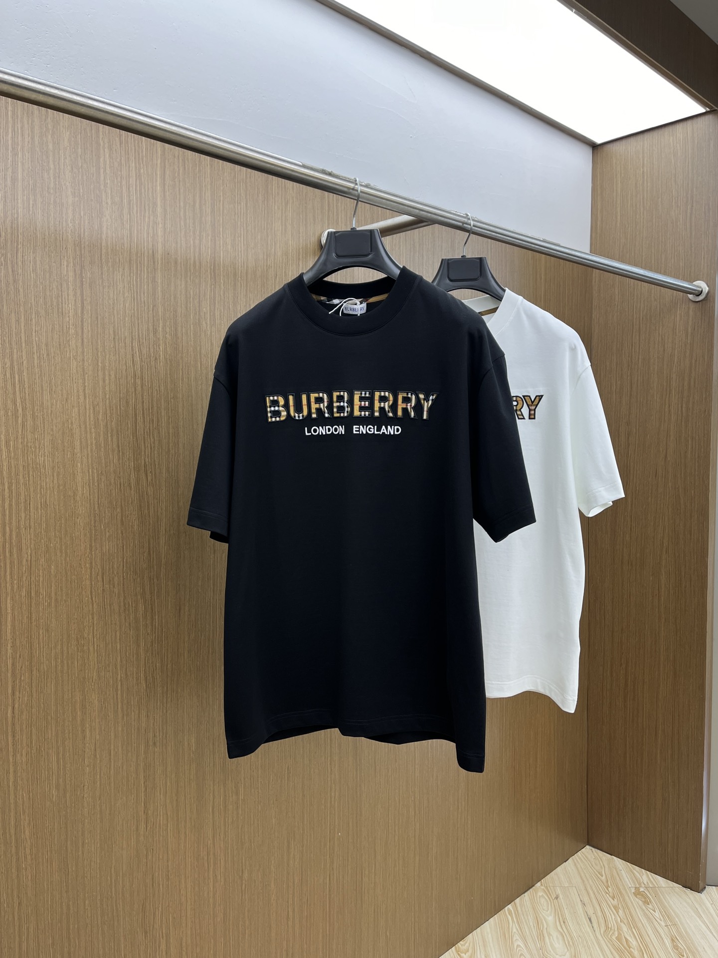 NO:411054,New BBR high-end customization 2025 spring and summer new first-time counter latest short-sleeved round-neck T-shirt high-end customization design avant-garde and fashionable!  Brand logo heavy craft design, high-end customized mercerated cloud cotton fabric, soft feel, comfortable to wear, exquisite counter-level car line, fine workmanship, invincible and handsome upper body effect!  A must-have item for handsome men!  Color black white bld code number M-3XL, T-shirt,tees,t-shirt,alexander wang19860909新款BBR 高端定制 2025春夏新款首发专柜最新款短袖圆领T恤 高端订制 设计前卫时尚！品牌logo重工艺设计 高端定制丝光云朵棉面料.手感柔软.穿着舒适.专柜级别精致车线.做工精细.上身效果无敌帅气！型男必备单品！ 颜色黑色 白色 bld码数M-3XL,,T-shirt,tees，t-shirt,alexander wang,Men's clothing