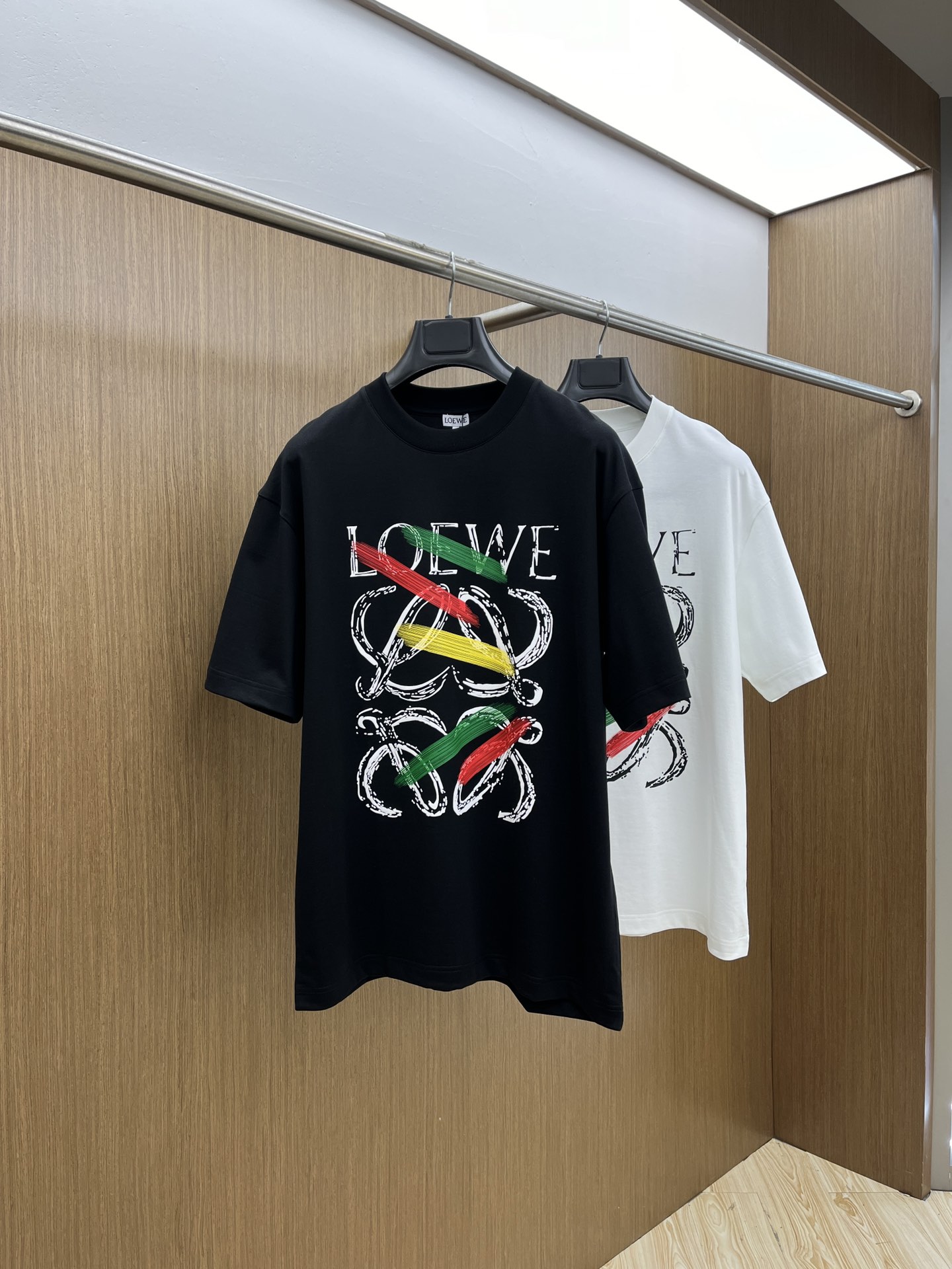 NO:121279,New loe high-end customization 2025 spring and summer new first-time counter latest short-sleeved round-neck T-shirt high-end customization design avant-garde and fashionable!  Brand logo heavy craft design, high-end customized mercerated cloud cotton fabric, soft feel, comfortable to wear, exquisite counter-level car line, fine workmanship, invincible and handsome upper body effect!  A must-have item for handsome men!  Color black white bld code number M-3XL, loewe, T-shirt,tees, t-shirt,alexander wang19860909新款loe 高端定制 2025春夏新款首发专柜最新款短袖圆领T恤 高端订制 设计前卫时尚！品牌logo重工艺设计 高端定制丝光云朵棉面料.手感柔软.穿着舒适.专柜级别精致车线.做工精细.上身效果无敌帅气！型男必备单品！ 颜色黑色 白色 bld码数M-3XL,,loewe,T-shirt,tees，t-shirt,alexander wang,Men's clothing