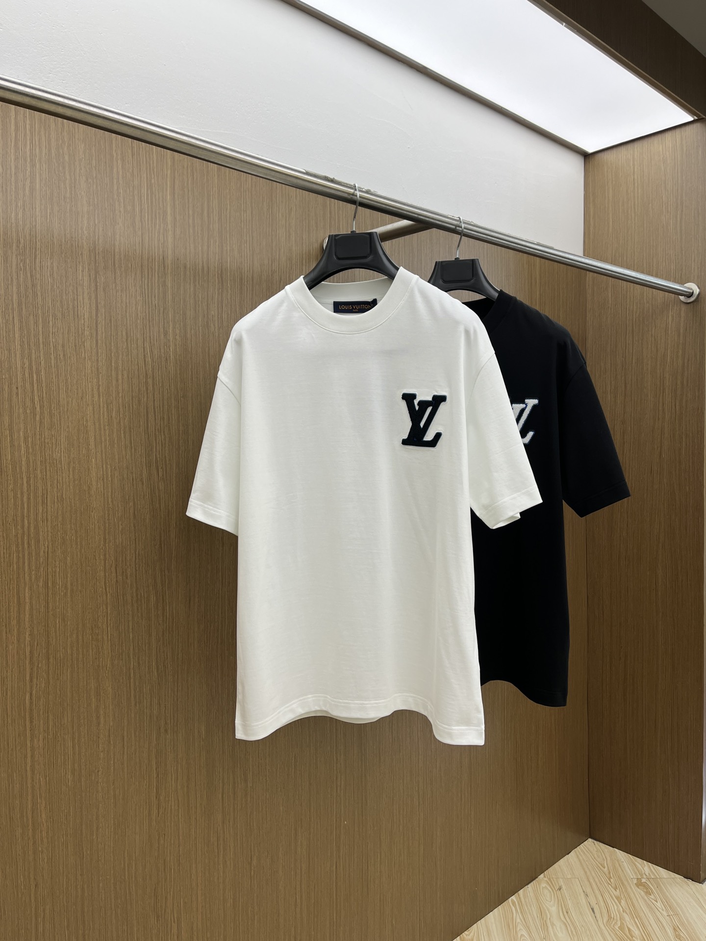 NO:121282,New lv high-end customization 2025 spring and summer new first-time counter latest short-sleeved round-neck T-shirt high-end customization design avant-garde and fashionable!  Brand logo heavy craft design, high-end customized mercerated cloud cotton fabric, soft feel, comfortable to wear, exquisite counter-level car line, fine workmanship, invincible and handsome upper body effect!  A must-have item for handsome men!  Color black white bld code number M-3XL, louis vuitton, T-shirt,tees, t-shirt,alexander wang19860909新款lv 高端定制 2025春夏新款首发专柜最新款短袖圆领T恤 高端订制 设计前卫时尚！品牌logo重工艺设计 高端定制丝光云朵棉面料.手感柔软.穿着舒适.专柜级别精致车线.做工精细.上身效果无敌帅气！型男必备单品！ 颜色黑色 白色 bld码数M-3XL,,louis vuitton,T-shirt,tees，t-shirt,alexander wang,Men's clothing