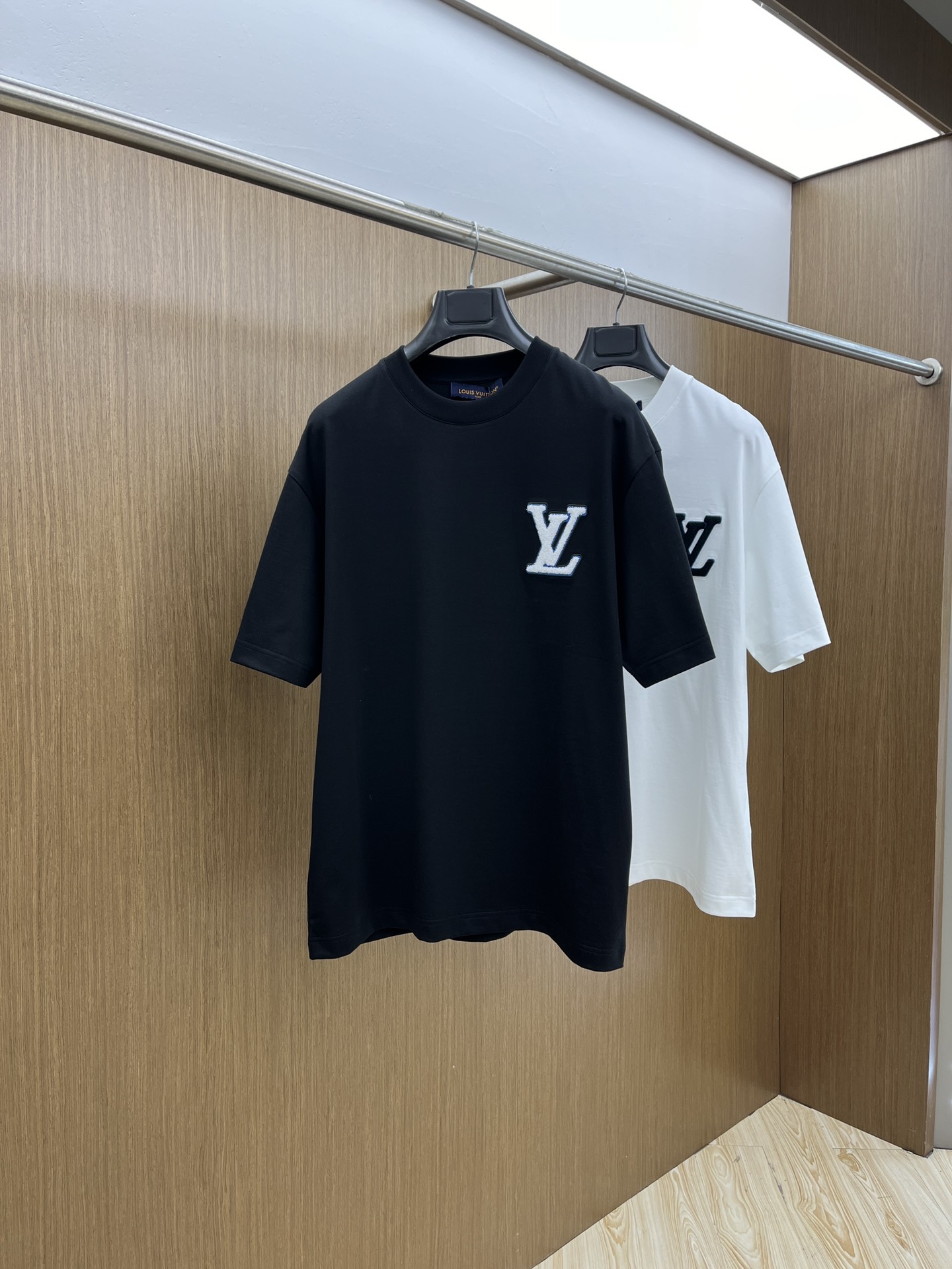 NO:121285,New Lv high-end customization 2025 spring and summer new first-time counter latest short-sleeved round-neck T-shirt high-end customization design avant-garde and fashionable!  Brand logo heavy craft design, high-end customized mercerated cloud cotton fabric, soft feel, comfortable to wear, exquisite counter-level car line, fine workmanship, invincible and handsome upper body effect!  A must-have item for handsome men!  Color black white bld code number M-3XL, louis vuitton, T-shirt,tees, t-shirt,alexander wang19860909新款Lv 高端定制 2025春夏新款首发专柜最新款短袖圆领T恤 高端订制 设计前卫时尚！品牌logo重工艺设计 高端定制丝光云朵棉面料.手感柔软.穿着舒适.专柜级别精致车线.做工精细.上身效果无敌帅气！型男必备单品！ 颜色黑色 白色 bld码数M-3XL,,louis vuitton,T-shirt,tees，t-shirt,alexander wang,Men's clothing