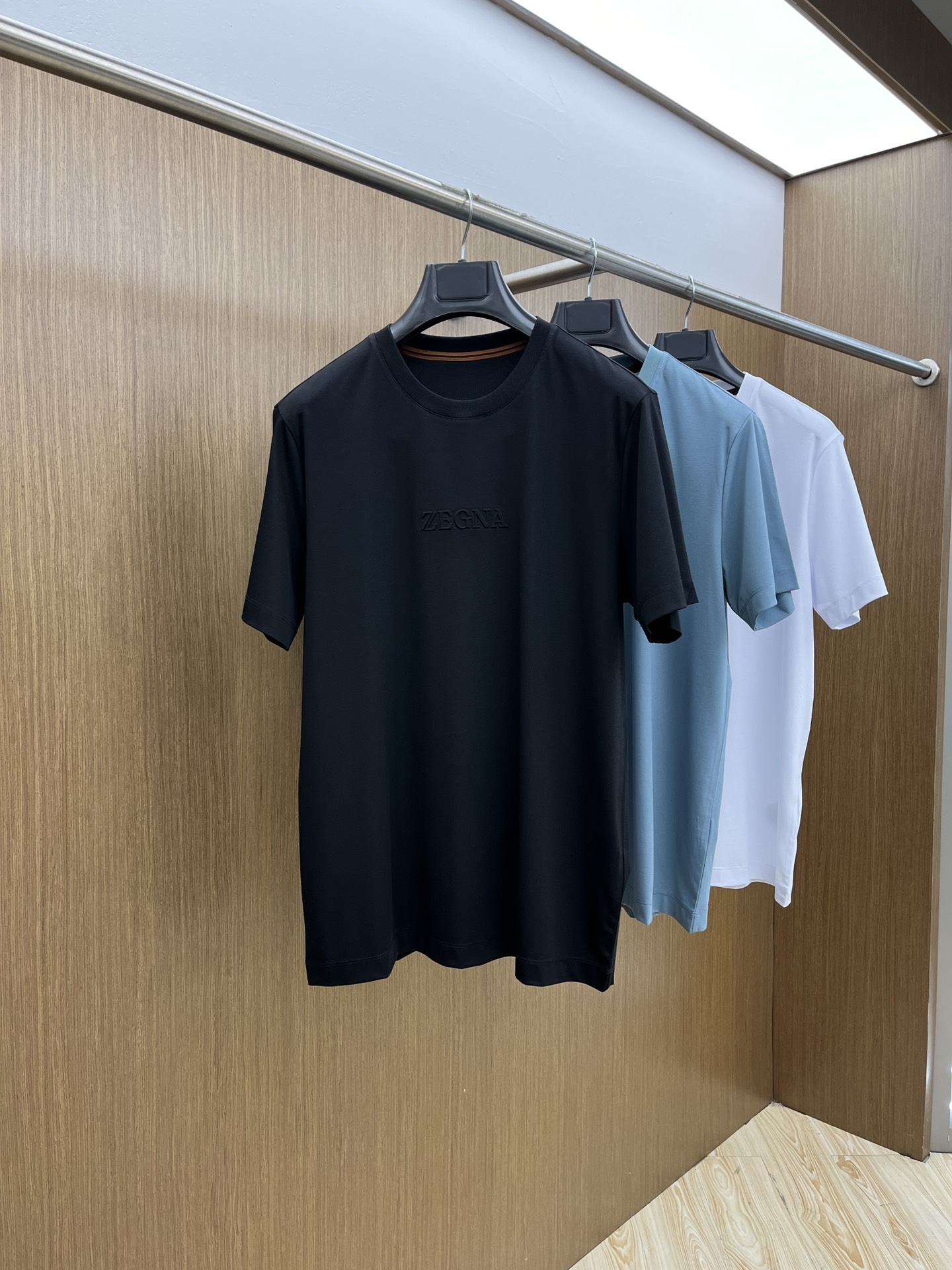 NO:123280,ZZ High-quality 25 early spring new short-sleeved men's daily eyes closed when going out. High-end custom fabric short-sleeved T-shirt. The charm lies in creating a simple and luxurious fashion, and the unique temperament of the British style is to feel the unique temperament of random matching. Size M-3xl, T-shirt,tees, t-shirt,alexander wang19860909ZZ 高品质 25早春新款短袖 男士日常出门闭眼搭 高级定制面料短袖T恤 魅力在于创造了简约奢华感的时尚,随意搭配感受英式风格独特气质. 尺码M-3xl,,T-shirt,tees，t-shirt,alexander wang,Men's clothing