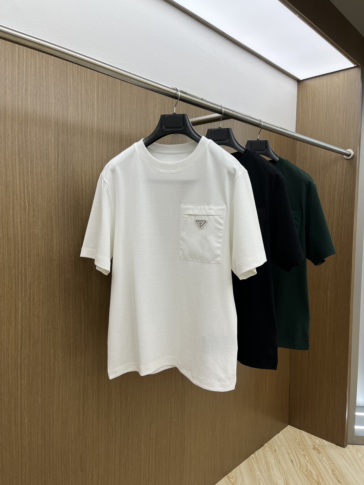 NO:123276,PD The new short-sleeved model of early spring is on sale. Men's daily wear when they go out and close their eyes. High-end custom fabric short-sleeved T-shirt. The charm lies in creating a simple and luxurious fashion, and the unique temperament of the British style is to feel the random matching. Size M-3xl, T-shirt,tees, t-shirt,alexander wang19860909PD 早春新款短袖抢先发售 男士日常出门闭眼搭 高级定制面料短袖T恤 魅力在于创造了简约奢华感的时尚,随意搭配感受英式风格独特气质. 尺码M-3xl,,T-shirt,tees，t-shirt,alexander wang,Men's clothing