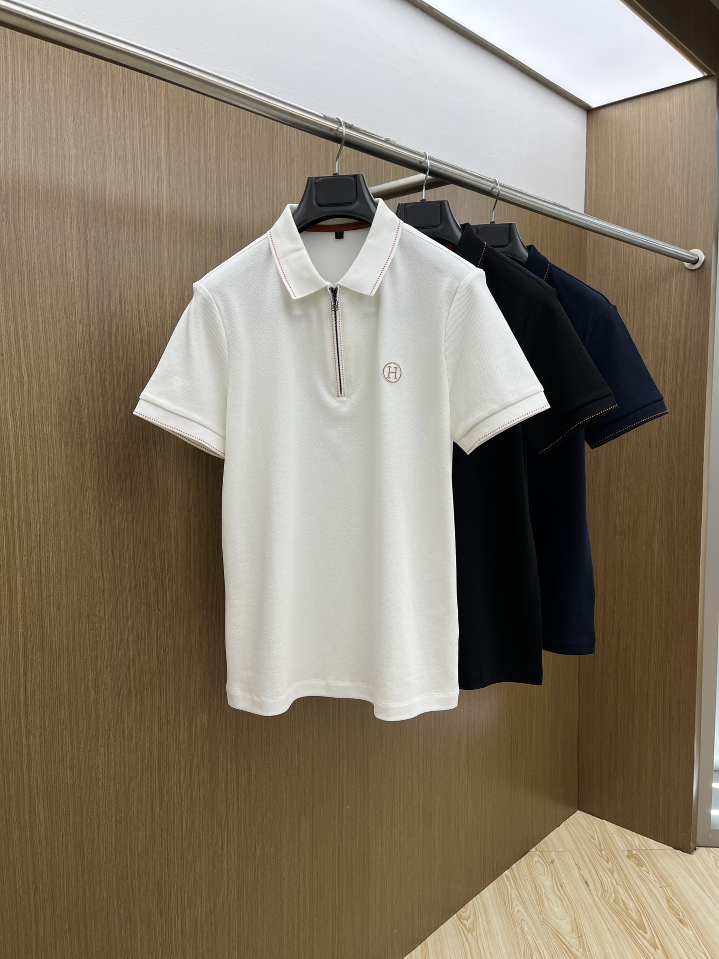 NO:130174,HER Early Spring exclusively offers new original single men's casual POLO short sleeves, high-end customization, high-end version, fashionable and versatile, original imported cotton fabric, chest logo pattern, design, super soft and delicate, skin-friendly and comfortable to wear, high-end boutique, OEM factory made the top body very good, men's essential items jnb Number of 48-58/M-4XL,,T-shirt,alexander wang19860909HER 早春独家专供新款原单男士休闲POLO短袖 高端定制 高版本 时尚百搭爆款 原版进口纯棉面料 胸前logo图案 设计 手感超柔软细腻 穿着亲肤舒适 高端精品 代工厂精细做上身非常赞 男士必备单品jnb 码数48-58/M-4XL,,T-shirt,alexander wang,Men's clothing