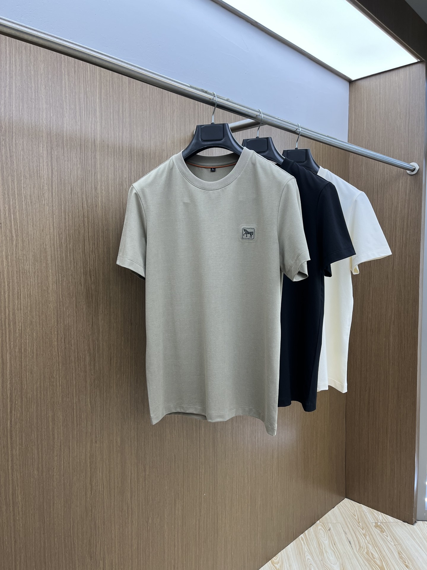 NO:123124,HER Early Spring exclusively offers new original single men's casual short-sleeved T-shirts, high-end customization, high-end version, fashionable and versatile, original imported cotton fabric, chest logo pattern, design, super soft and delicate, skin-friendly and comfortable to wear, high-end boutique, OEM, fine-made top body, very good, men's essential items jnb, number of 48-58/M-4XL,,T-shirt,tees,t-shirt,alexander wang19860909HER 早春独家专供新款原单男士休闲短袖T恤 高端定制 高版本 时尚百搭爆款 原版进口纯棉面料 胸前logo图案 设计 手感超柔软细腻 穿着亲肤舒适 高端精品 代工厂精细做上身非常赞 男士必备单品jnb 码数48-58/M-4XL,,T-shirt,tees，t-shirt,alexander wang,Men's clothing