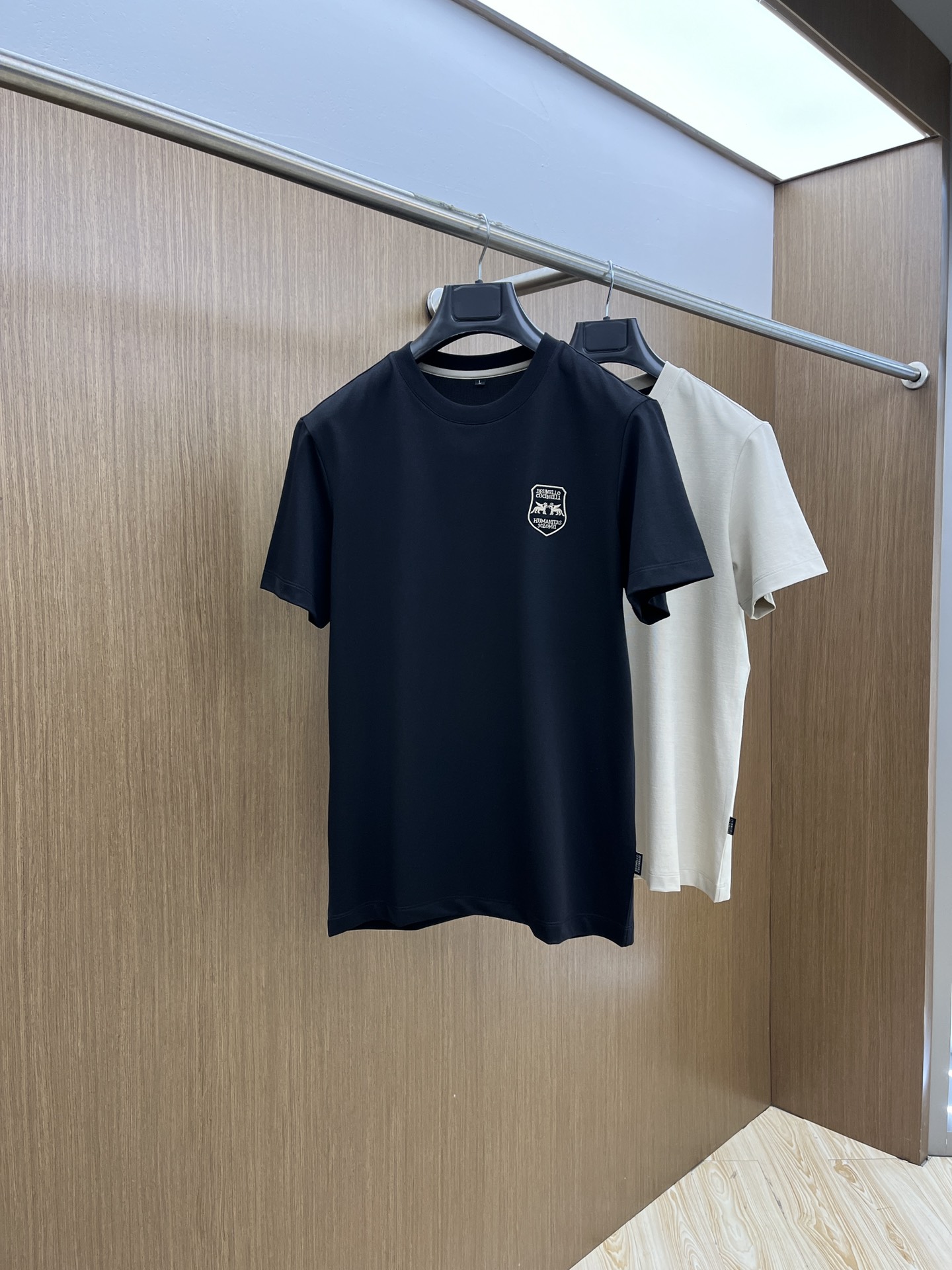 NO:123121,BC is exclusively available for the new original single men's casual short-sleeved T-shirt in early spring. High-end customization. High-end fashion and versatile hits. Original imported cotton fabric. Chest logo pattern. Design. Super soft and delicate touch. Skin-friendly and comfortable to wear. High-end boutique. OEM is very good. Men's essential items jnb. Number of codes 48-58/M-4XL,,T-shirt,tees,t-shirt,alexander wang.19860909BC 早春独家专供新款原单男士休闲短袖T恤 高端定制 高版本 时尚百搭爆款 原版进口纯棉面料 胸前logo图案 设计 手感超柔软细腻 穿着亲肤舒适 高端精品 代工厂精细做上身非常赞 男士必备单品jnb 码数48-58/M-4XL,,T-shirt,tees，t-shirt,alexander wang,Men's clothing