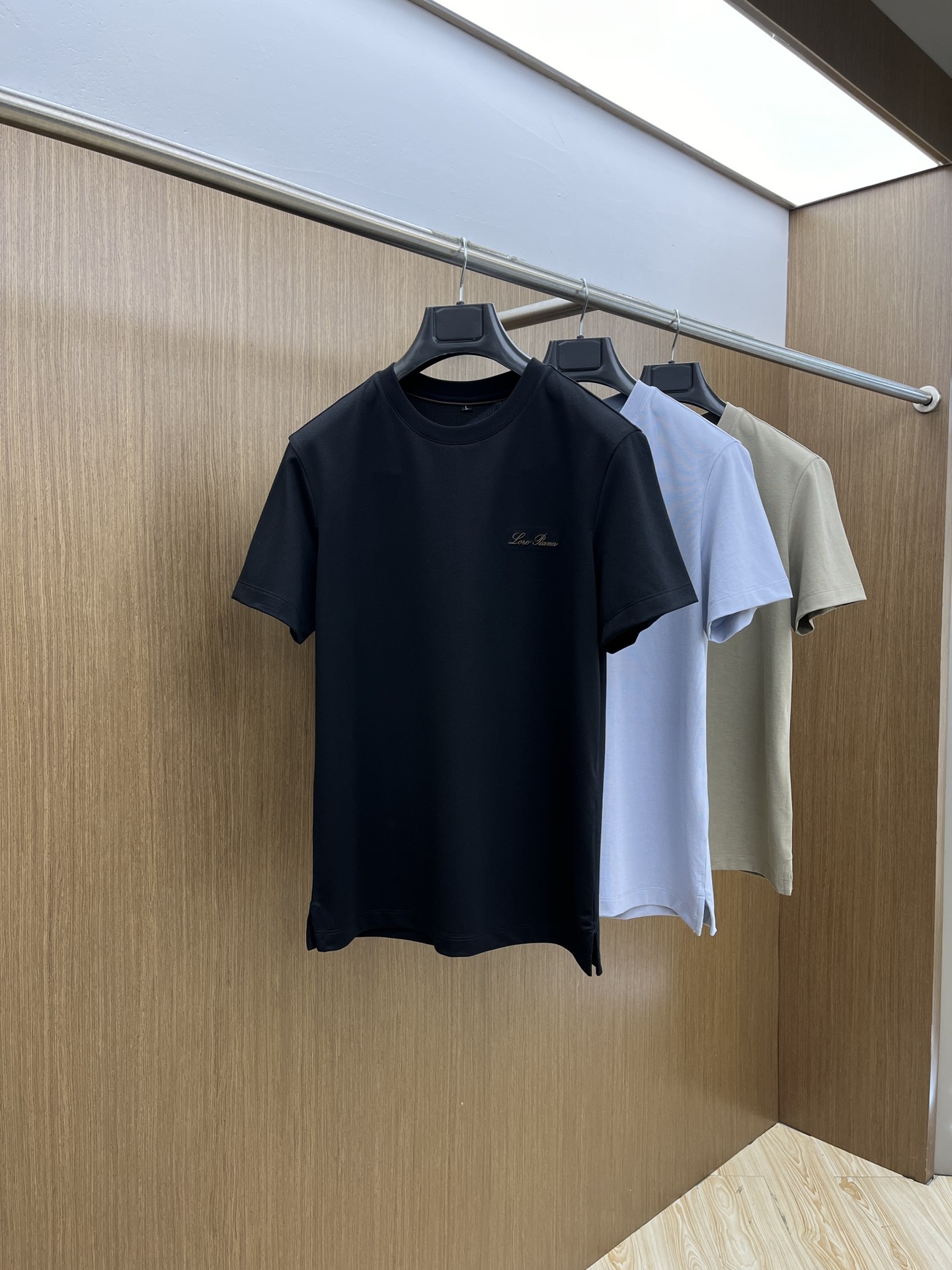 NO:116718,New LP early spring exclusively offers new original single men's casual short-sleeved T-shirts High-end customization High-end version Fashionable and versatile hot original imported cotton fabric Chest logo pattern Design Super soft and delicate touch, skin-friendly and comfortable to wear High-end boutique OEM factory fine-made top body very good Men's essential items jnb Number 48-58/M-4XL,,loro piano,T-shirt,tees,t-shirt,alexander wang19860909新款 LP早春独家专供新款原单男士休闲短袖T恤 高端定制 高版本 时尚百搭爆款 原版进口纯棉面料 胸前logo图案 设计 手感超柔软细腻 穿着亲肤舒适 高端精品 代工厂精细做上身非常赞 男士必备单品jnb 码数48-58/M-4XL,,loro piana,T-shirt,tees，t-shirt,alexander wang,Men's clothing