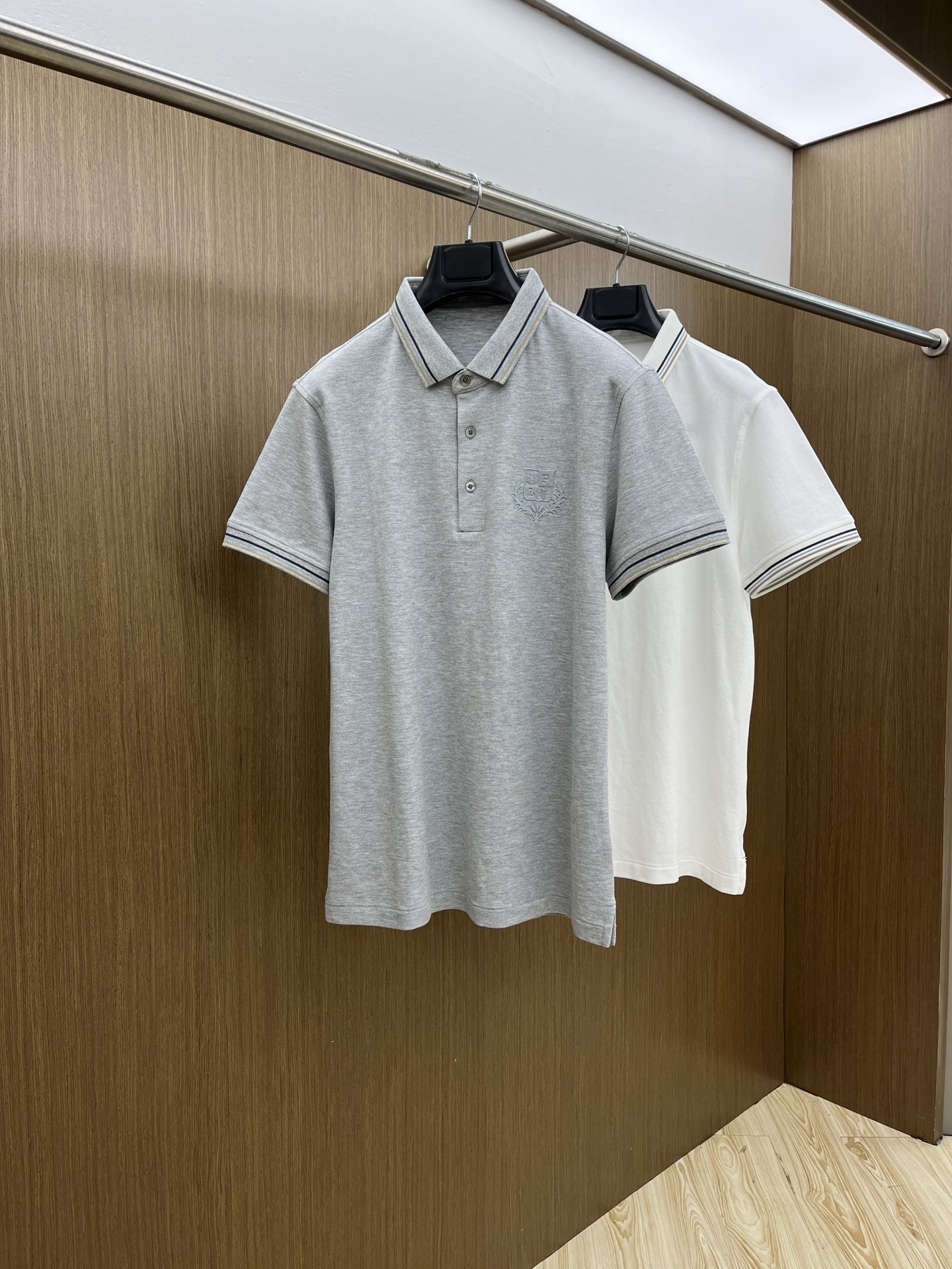 NO:118201,LP is exclusively available for the new original single men's casual Polo short sleeves, high-end customization, high-end version, fashionable and versatile, original imported cotton fabric, chest logo pattern, design, super soft and delicate, skin-friendly and comfortable to wear, high-end boutique, OEM factory made the top body very good, men's essential items jnb, number of 48-58/M-4XL,,loro piano,T-shirt,alexander wang19860909LP 早春独家专供新款原单男士休闲Polo短袖 高端定制 高版本 时尚百搭爆款 原版进口纯棉面料 胸前logo图案 设计 手感超柔软细腻 穿着亲肤舒适 高端精品 代工厂精细做上身非常赞 男士必备单品jnb 码数48-58/M-4XL,,loro piana,T-shirt,alexander wang,Men's clothing