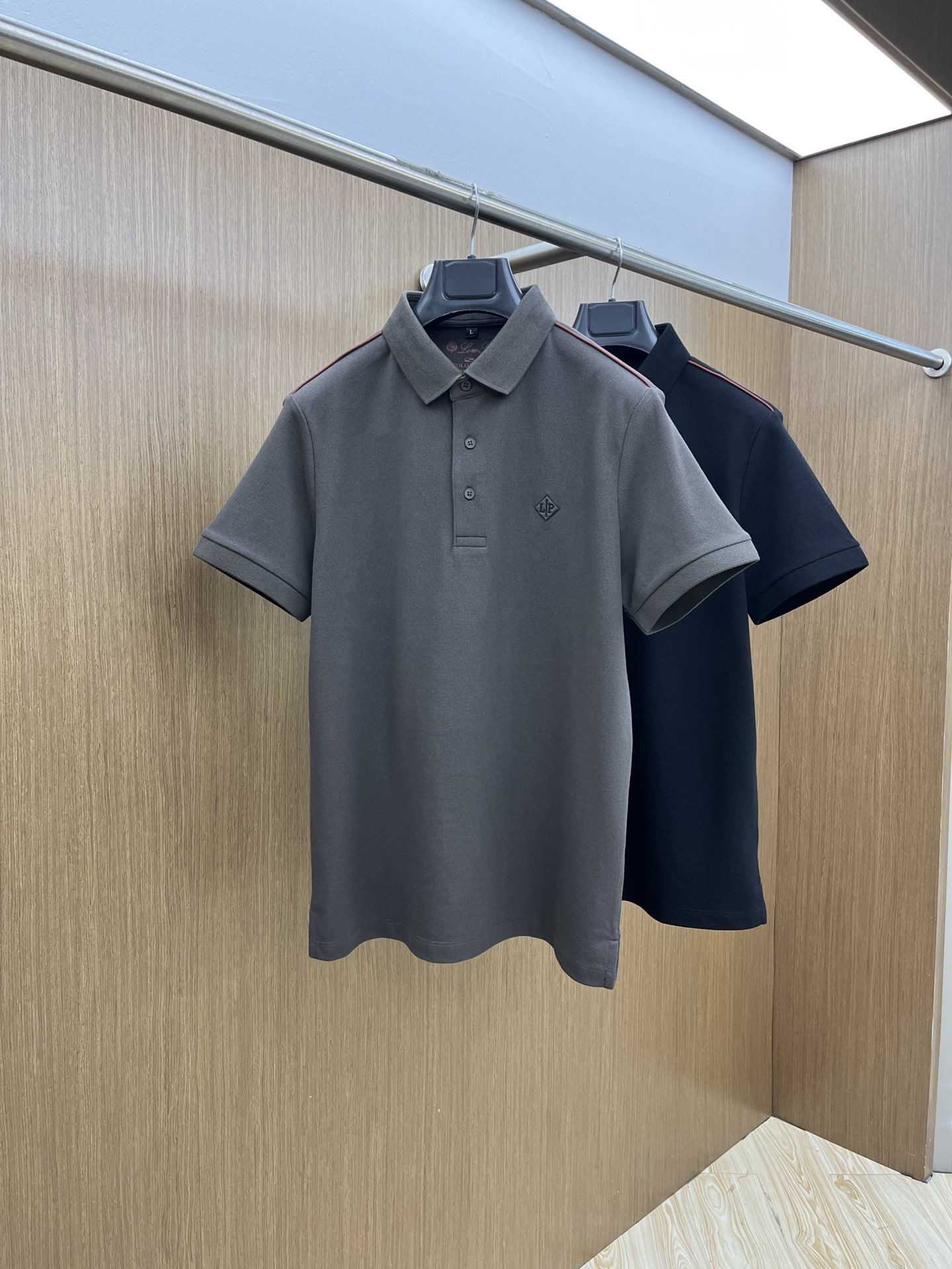 NO:118203,LP early spring exclusively offers new original single men's casual Polo short sleeves, high-end customization, high-end version, fashionable and versatile, original imported cotton fabric, chest logo pattern, design, super soft and delicate, skin-friendly and comfortable to wear, high-end boutique, OEM factory made the top body very good, men's essential items jnb, number of 48-58/M-4XL,,loro piano,T-shirt,alexander wang19860909LP早春独家专供新款原单男士休闲Polo短袖 高端定制 高版本 时尚百搭爆款 原版进口纯棉面料 胸前logo图案 设计 手感超柔软细腻 穿着亲肤舒适 高端精品 代工厂精细做上身非常赞 男士必备单品jnb 码数48-58/M-4XL,,loro piana,T-shirt,alexander wang,Men's clothing