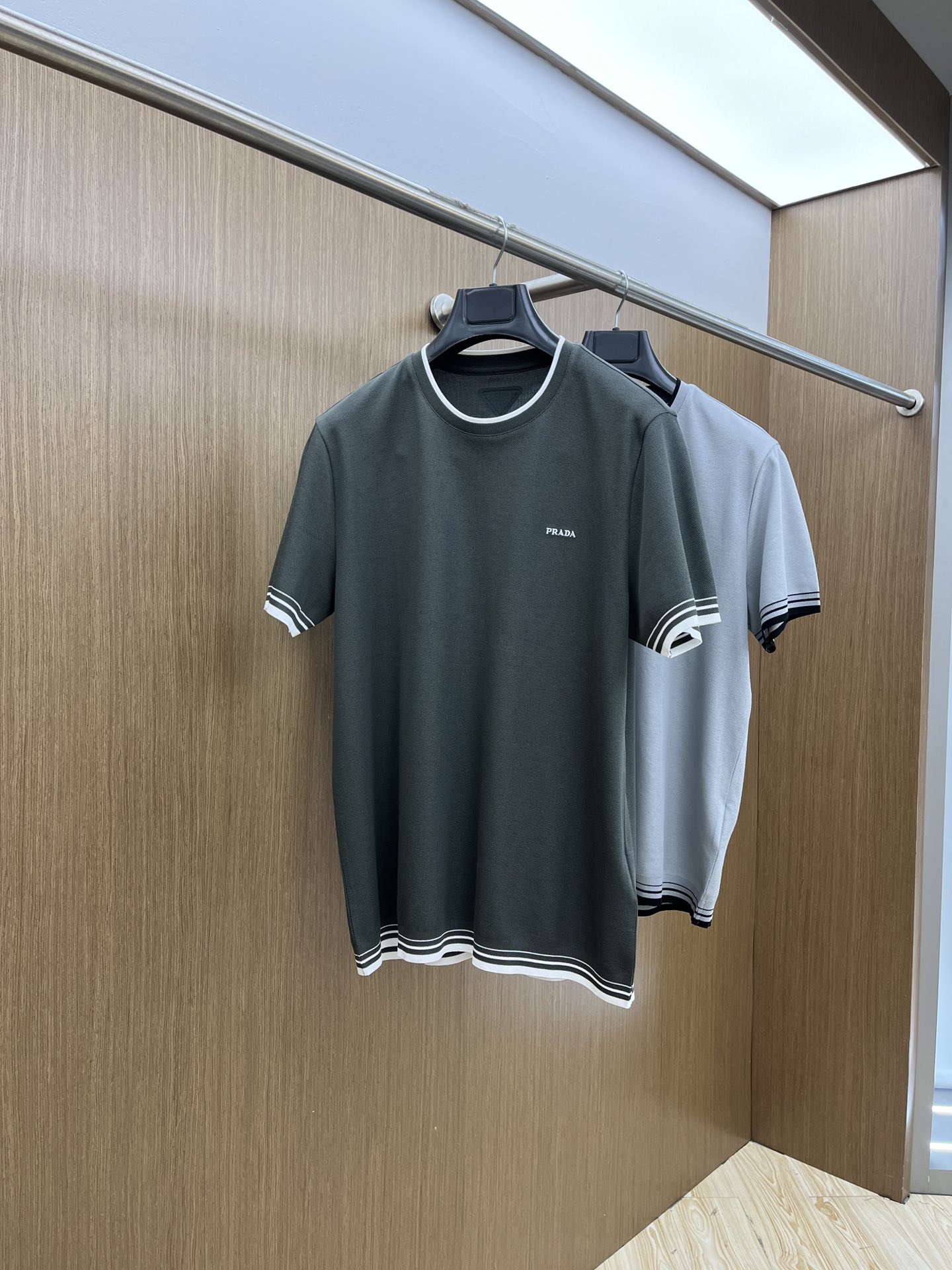 NO:123135,PD High quality, the new short-sleeved early spring style is on sale, men's daily trip to close their eyes, high-end custom fabric short-sleeved T-shirts, the charm lies in creating a simple and luxurious fashion, and feel the unique temperament of the British style at will. The loose style shows a casual and casual style, whether it is matched with jeans, casual pants, or skirts, bjj can show a unique personality. Size M-3xl, skirts, jeans, T-shirt, tees, t-shirt, alexander wang19860909PD 高品质 早春新款短袖抢先发售 男士日常出门闭眼搭 高级定制面料短袖T恤 魅力在于创造了简约奢华感的时尚,随意搭配感受英式风格独特气质. 宽松的版型展现出休闲随意的风格,无论是搭配牛仔裤、休闲裤、还是裙子,bjj都能展现出独特的个性 尺码M-3xl,,skirts,jeans,T-shirt,tees，t-shirt,alexander wang,Men's clothing