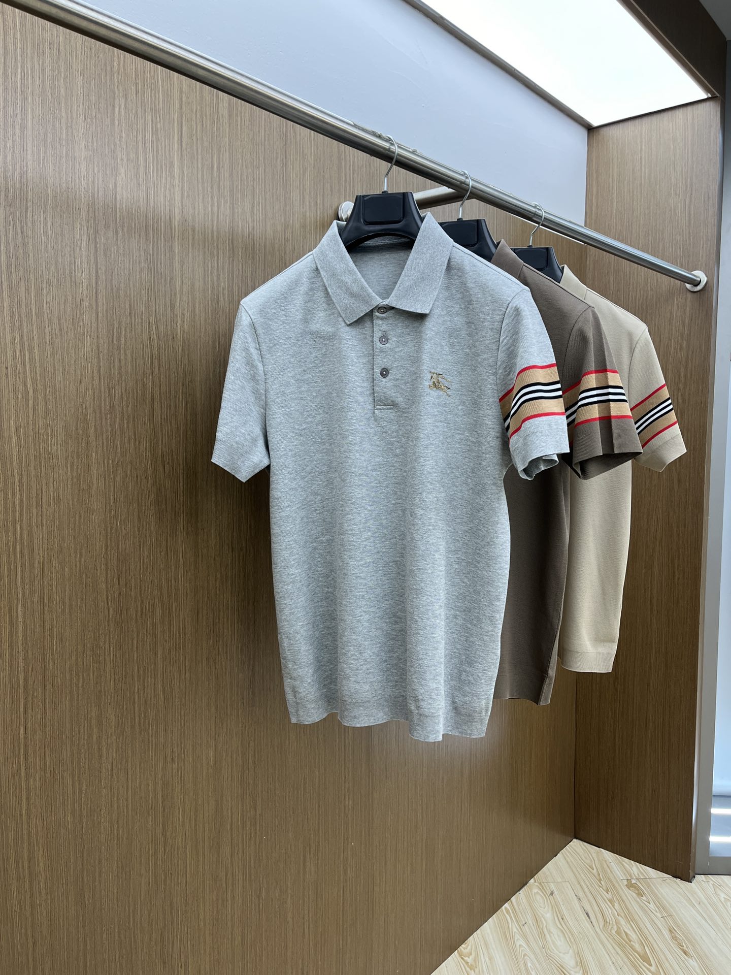 NO:123272,BBR High Quality 25 Early Spring New Short-Sleeve Yyds Daily Going Out and Closed Eyes Customized Red Stretch Cotton Fabric Short-Sleeve Polo Shirt T-shirt The charm lies in creating a simple and luxurious fashion, and feel the unique temperament of the British style at will. Size M-3xl, T-shirt,tees, t-shirt,alexander wang19860909BBR 高品质 25早春新款短袖yyds 日常出门闭眼搭 定制朱地弹力棉面料短袖Polo衫T恤 魅力在于创造了简约奢华感的时尚,随意搭配感受英式风格独特气质. 尺码M-3xl,,T-shirt,tees，t-shirt,alexander wang,Men's clothing