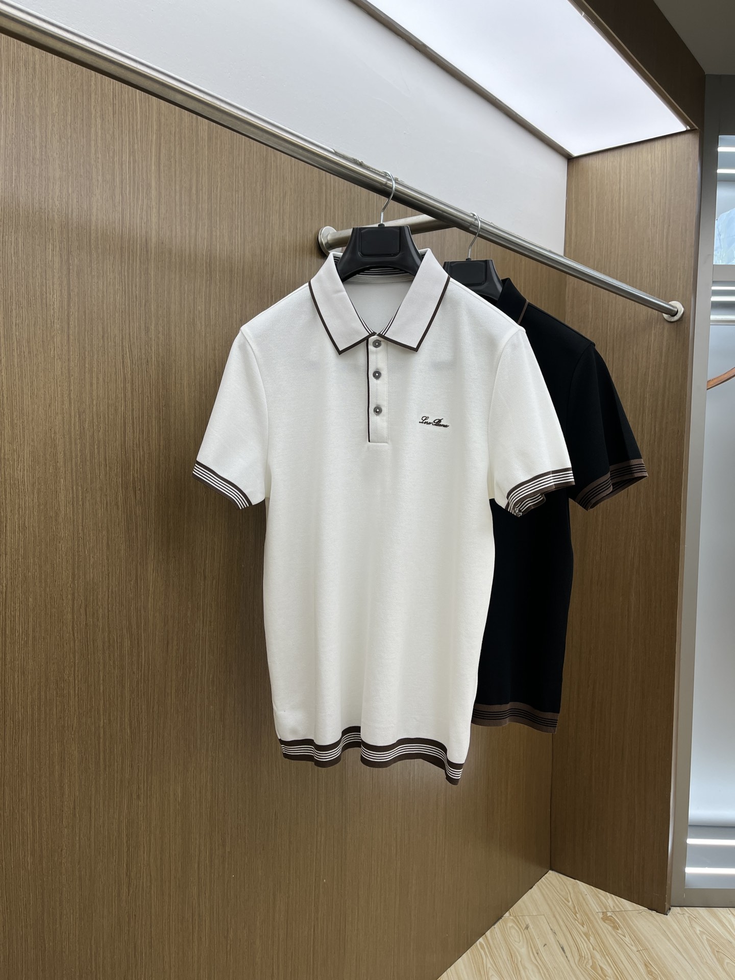 NO:116720,LP high quality 25 early spring new short-sleeved yyds daily when going out and closing their eyes Customized vermill elastic cotton fabric short-sleeved Polo shirt T-shirt The charm lies in creating a simple and luxurious fashion, and feel the unique temperament of the British style at will. The loose style shows a casual and casual style. Whether it is matched with jeans, casual pants, or skirts, bjj can show a unique personality Size M-3xl, loro piana, skirts, jeans, T-shirt, tees, t-shirt, alexander wang19860909LP高品质 25早春新款短袖yyds 日常出门闭眼搭 定制朱地弹力棉面料短袖Polo衫T恤 魅力在于创造了简约奢华感的时尚,随意搭配感受英式风格独特气质. 宽松的版型展现出休闲随意的风格,无论是搭配牛仔裤、休闲裤、还是裙子,bjj都能展现出独特的个性 尺码M-3xl,,loro piana,skirts,jeans,T-shirt,tees，t-shirt,alexander wang,Men's clothing