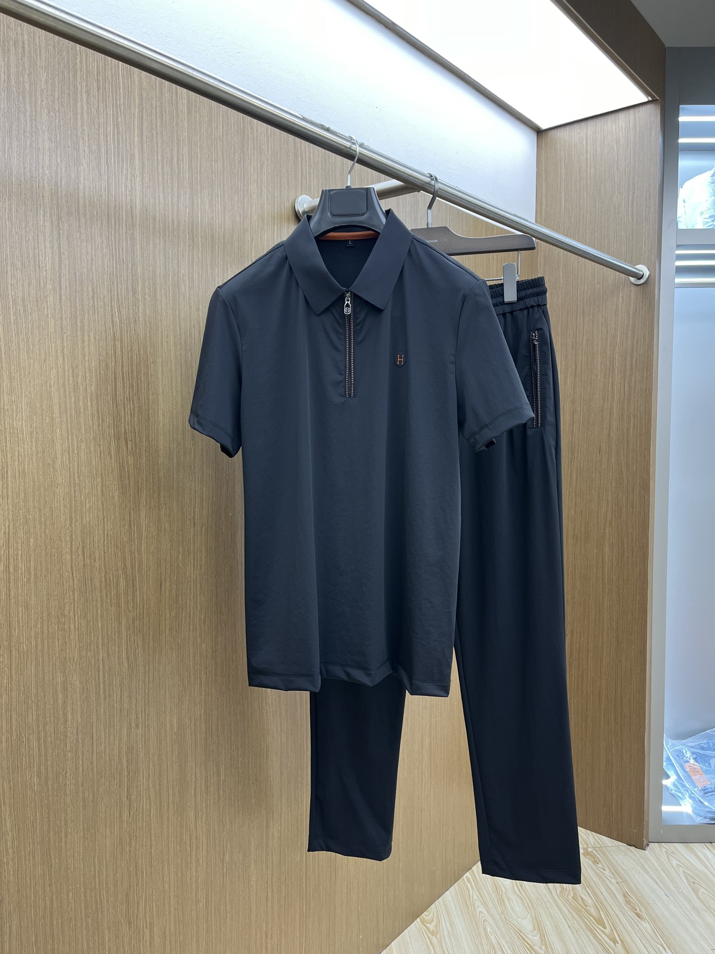 NO:118212,New / Set Her Spring and Summer New Set Men's Lapel Polo Shirt Short Sleeves Released at the counter Simplified, fashionable and versatile High-end Quality Chest Brand Logo High-temperature Printing Design Customized imported ice silk fabric Comfortable and cool to wear Breathable JNB High grade and very textured Fashion and casual Color picture color Number M-4XL, T-shirt, alexander wang19860909新款 /套 Her 春夏新款套装 男士翻领Polo衫短袖 柜台同步发售 简洁时尚百搭 高端品质 胸前品牌logo高温印压设计 定制进口冰丝面料 穿着舒适冰凉 透气 jnb档次高很有质感 时尚又休闲 颜色图片色 码数M-4XL,,T-shirt,alexander wang,Men's clothing