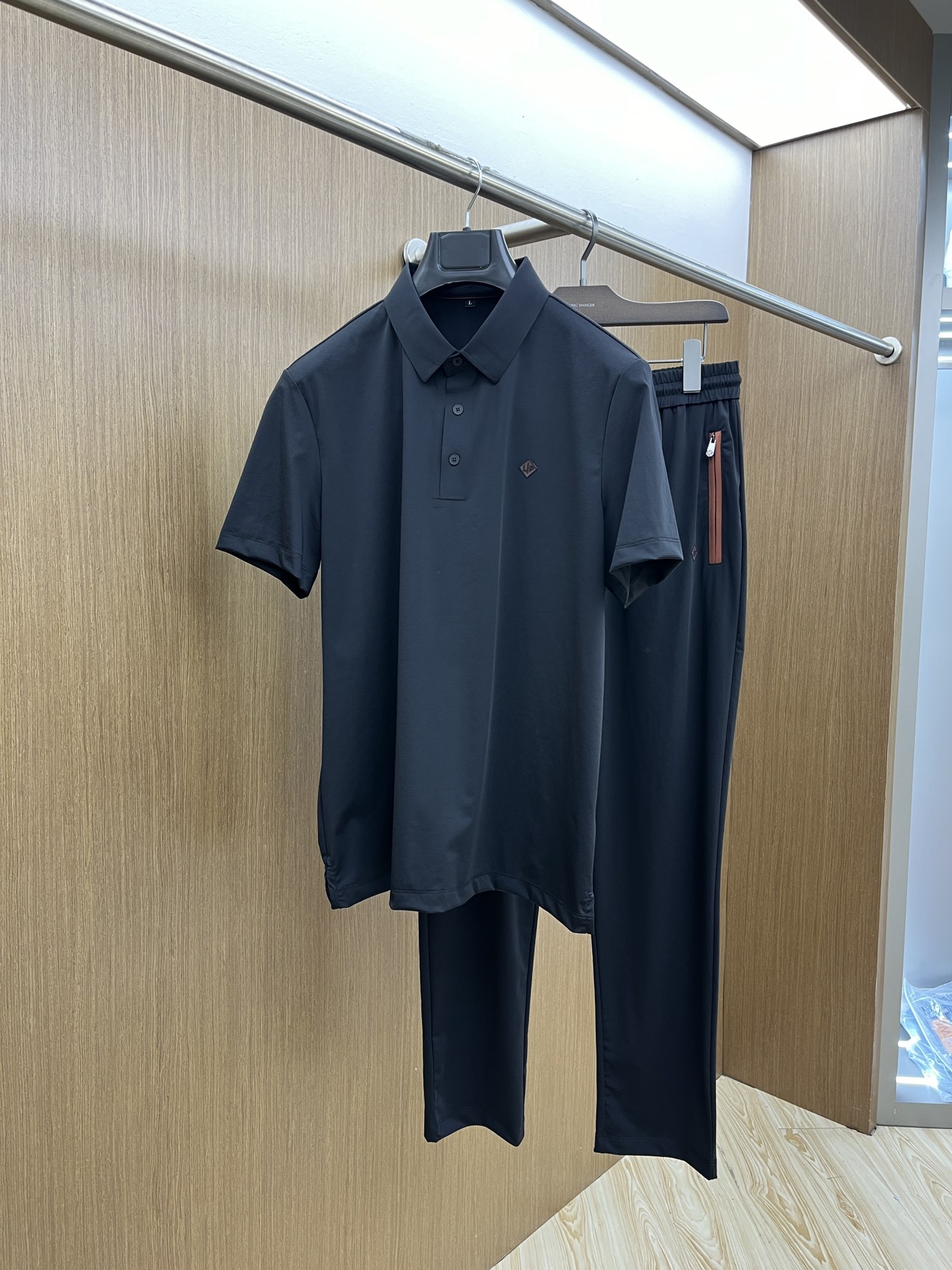 NO:118197,New / set LP Spring and summer new suit Men's lapel Polo shirt short sleeves are available at the counter simultaneously Simple and fashionable and versatile High-end quality Chest brand logo high temperature printing design Custom imported ice silk fabric Comfortable and cool to wear Breathable jnb high grade and very textured Fashion and casual Color picture color Number M-4XL,,loro piano,T-shirt,alexander wang19860909新款 /套 LP 春夏新款套装 男士翻领Polo衫短袖 柜台同步发售 简洁时尚百搭 高端品质 胸前品牌logo高温印压设计 定制进口冰丝面料 穿着舒适冰凉 透气 jnb档次高很有质感 时尚又休闲 颜色图片色 码数M-4XL,,loro piana,T-shirt,alexander wang,Men's clothing