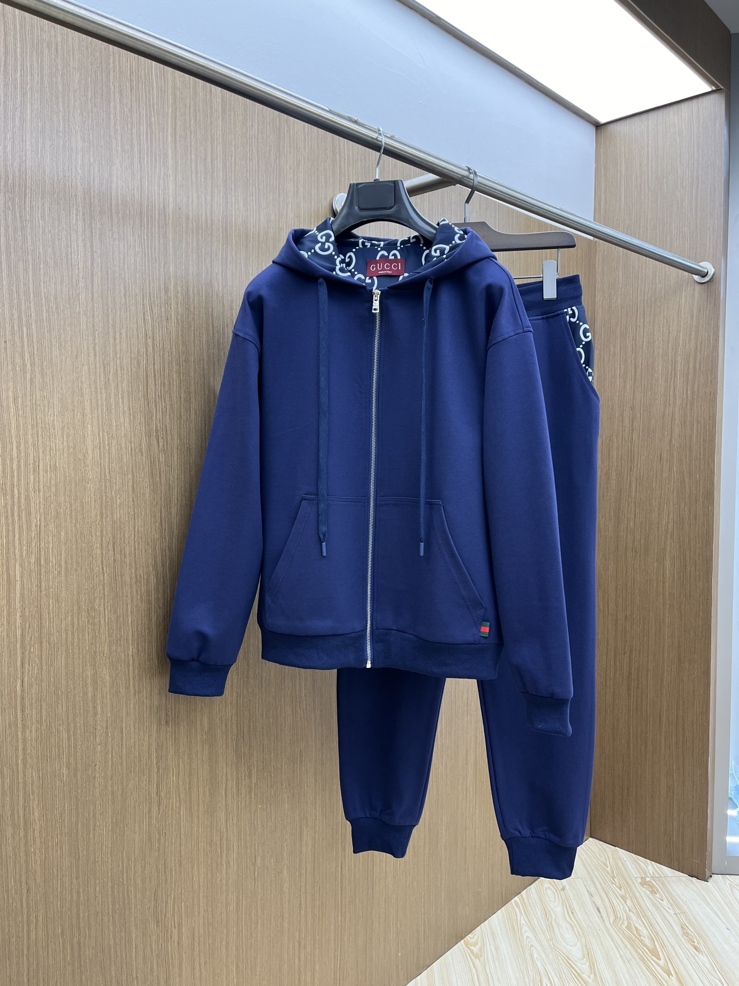 NO:121287,New / set Guc exclusively available, high-end exclusive customized model, new autumn and winter counters with the same casual set, breathable and comfortable and casual!  Full of high-end feeling!  The details are exquisite and high-end, and the workmanship is impeccable!  The original high-end fabric looks high-end!  The fabric is crisp, wrinkle-resistant, wear-resistant, warm, neat and stylish. This autumn and winter, everyone must buy a set. You must be handsome and handsome. You are a very recommended model for your family!  A02 counter size 48-56/M-3XL, gucci,alexander wang19860909新款 /套 Guc 独家专供 高端独家定制款 秋冬新款专柜同款休闲套装,透气舒适休闲！高级感满满！细节精致高档,做工无可挑剔！原版高端面料很显高级！面料挺括抗皱耐磨,保暖利落有型 这个秋冬每人必须入手一套 穿上必须是醉帅气的 醉nice的 咋们家特别推荐款！A02专柜尺码48-56/M-3XL,,gucci,alexander wang,Men's clothing