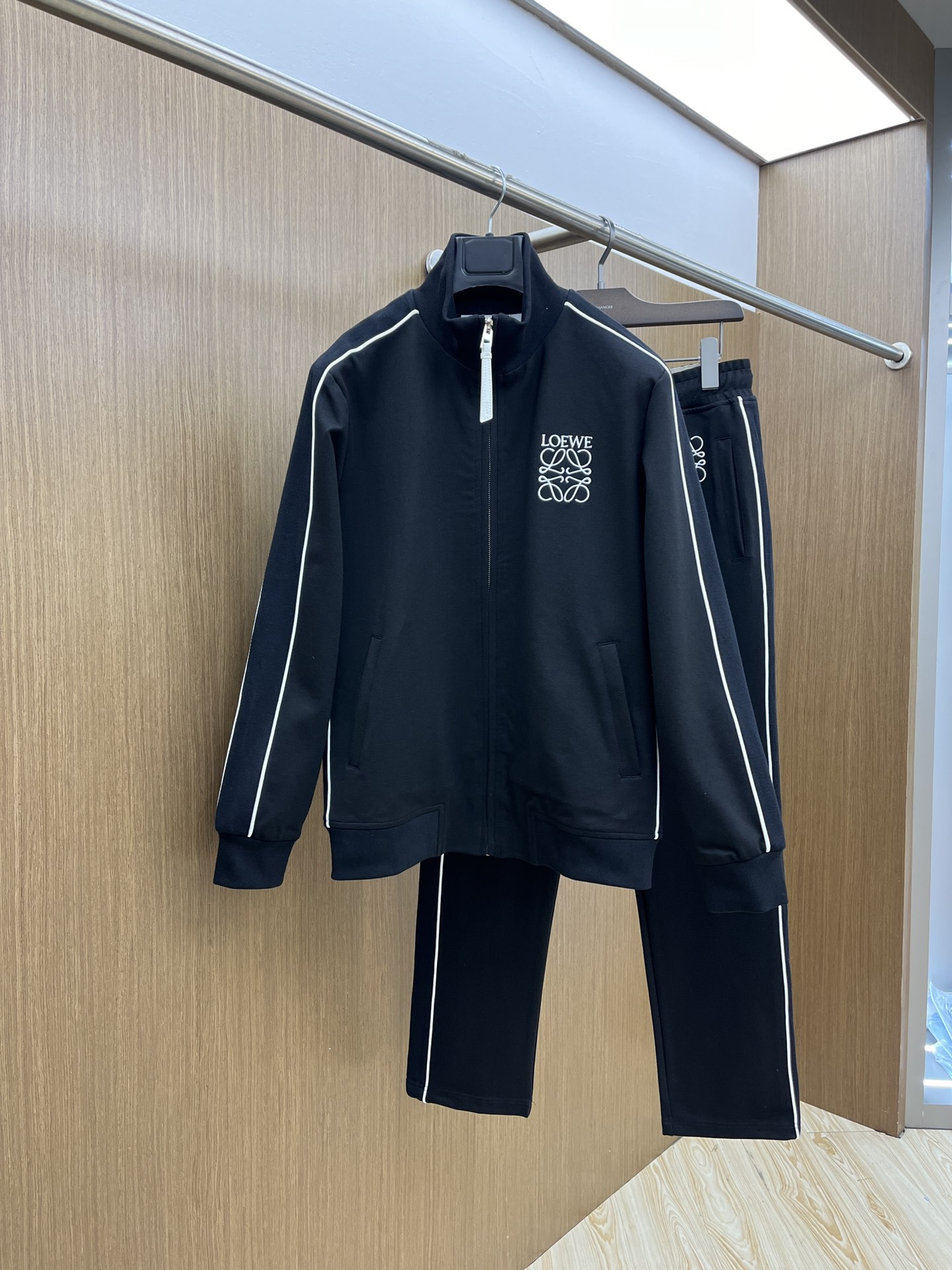 NO:121290,New style/set Loe exclusively available, high-end exclusive customized style, new autumn and winter style counters same casual set, breathable, comfortable and casual!  Full of high-end feeling!  The details are exquisite and high-end, and the workmanship is impeccable!  The original high-end fabric looks high-end!  The fabric is crisp, wrinkle-resistant, wear-resistant, warm, neat and stylish. This autumn and winter, everyone must buy a set. You must be handsome and handsome. You are a very recommended model for your family!  A02 counter size 48-56/M-3XL, loewe, alexander wang19860909新款 /套 Loe 独家专供 高端独家定制款 秋冬新款专柜同款休闲套装,透气舒适休闲！高级感满满！细节精致高档,做工无可挑剔！原版高端面料很显高级！面料挺括抗皱耐磨,保暖利落有型 这个秋冬每人必须入手一套 穿上必须是醉帅气的 醉nice的 咋们家特别推荐款！A02专柜尺码48-56/M-3XL,,loewe,alexander wang,Men's clothing