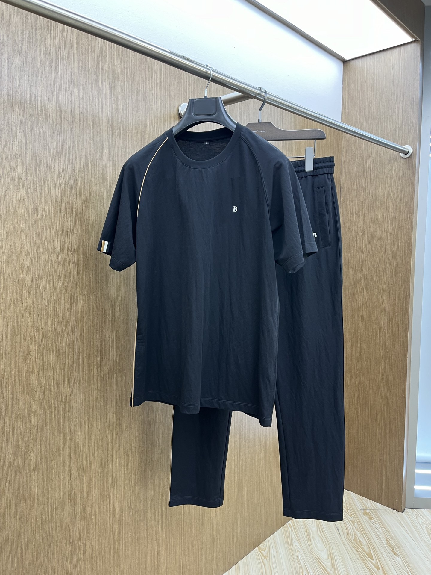 NO:118199,New style / set ZZ spring and summer new set Men's lapel Polo shirt short sleeves are available at the counter simultaneously. Simple, fashionable and versatile. High-end quality. Chest brand logo high temperature printing design. Custom imported ice silk fabric. Comfortable and cool to wear. Breathable. JNB high grade and very textured. Fashionable and casual. Color picture and color. Number of codes M-4XL, T-shirt, alexander wang.19860909新款 /套 ZZ春夏新款套装 男士翻领Polo衫短袖 柜台同步发售 简洁时尚百搭 高端品质 胸前品牌logo高温印压设计 定制进口冰丝面料 穿着舒适冰凉 透气 jnb档次高很有质感 时尚又休闲 颜色图片色 码数M-4XL,,T-shirt,alexander wang,Men's clothing