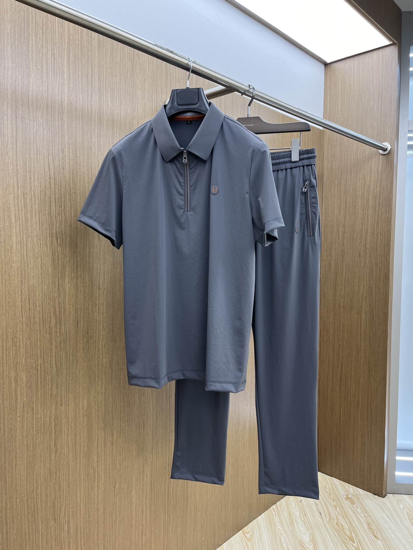 NO:130183,New / Set Her Spring and Summer New Set Men's Lapel Polo Shirt Short Sleeves Released at the counter Simplified, fashionable and versatile High-end Quality Chest Brand Logo High-temperature Printing Design Customized imported ice silk fabric Comfortable and cool to wear Breathable JNB High grade and very textured Fashion and casual Color picture color Number M-4XL, T-shirt, alexander wang19860909新款 /套 Her 春夏新款套装 男士翻领Polo衫短袖 柜台同步发售 简洁时尚百搭 高端品质 胸前品牌logo高温印压设计 定制进口冰丝面料 穿着舒适冰凉 透气 jnb档次高很有质感 时尚又休闲 颜色图片色 码数M-4XL,,T-shirt,alexander wang,Men's clothing