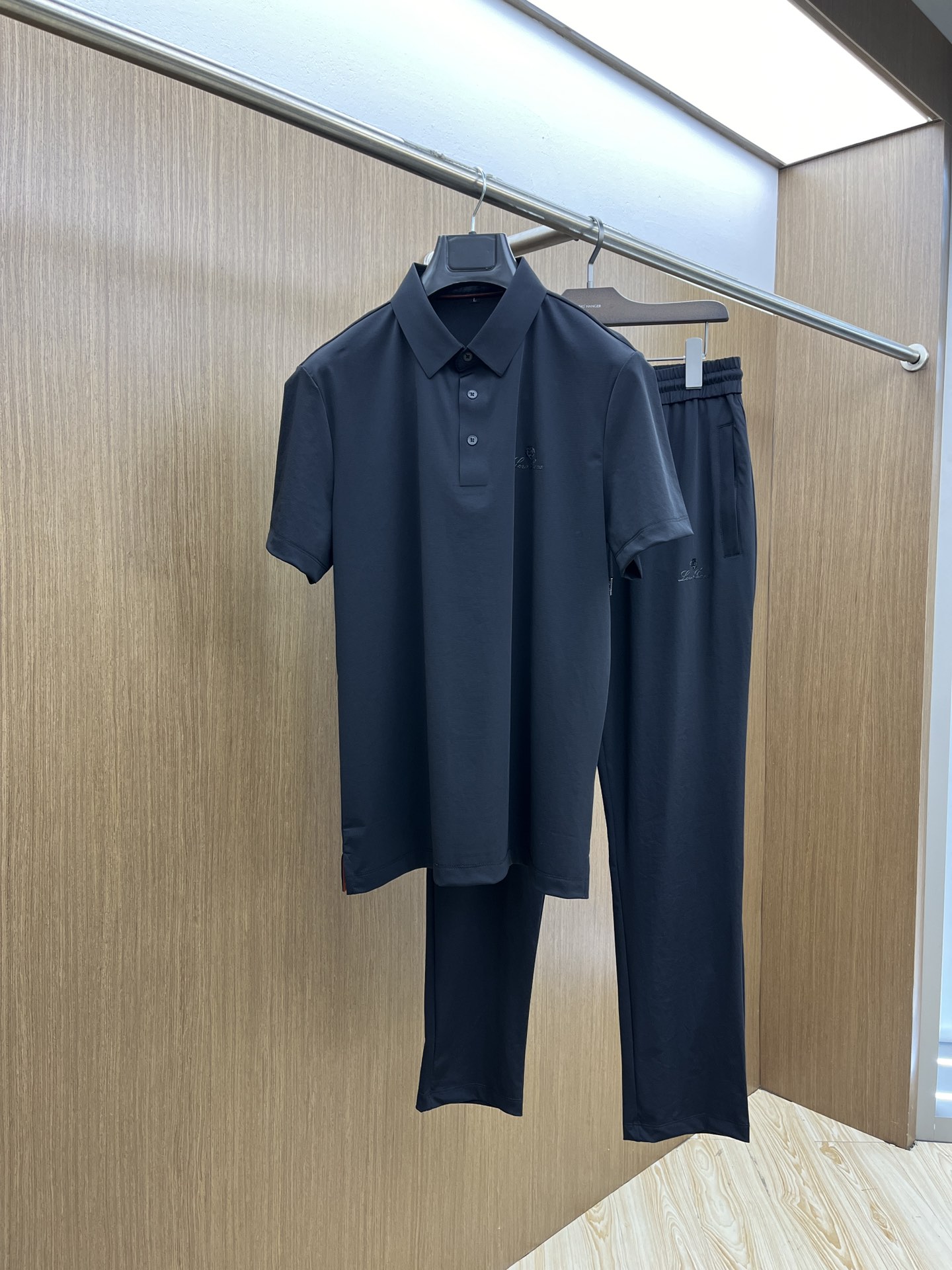 NO:131245,New / set LP Spring and summer new suit Men's lapel Polo shirt short sleeves are available at the counter simultaneously Simple and fashionable and versatile High-end quality Chest brand logo high temperature printing design Custom imported ice silk fabric Comfortable and cool to wear Breathable jnb high grade and very textured Fashion and casual Color picture color Number M-4XL,,loro piano,T-shirt,alexander wang19860909新款 /套 LP 春夏新款套装 男士翻领Polo衫短袖 柜台同步发售 简洁时尚百搭 高端品质 胸前品牌logo高温印压设计 定制进口冰丝面料 穿着舒适冰凉 透气 jnb档次高很有质感 时尚又休闲 颜色图片色 码数M-4XL,,loro piana,T-shirt,alexander wang,Men's clothing