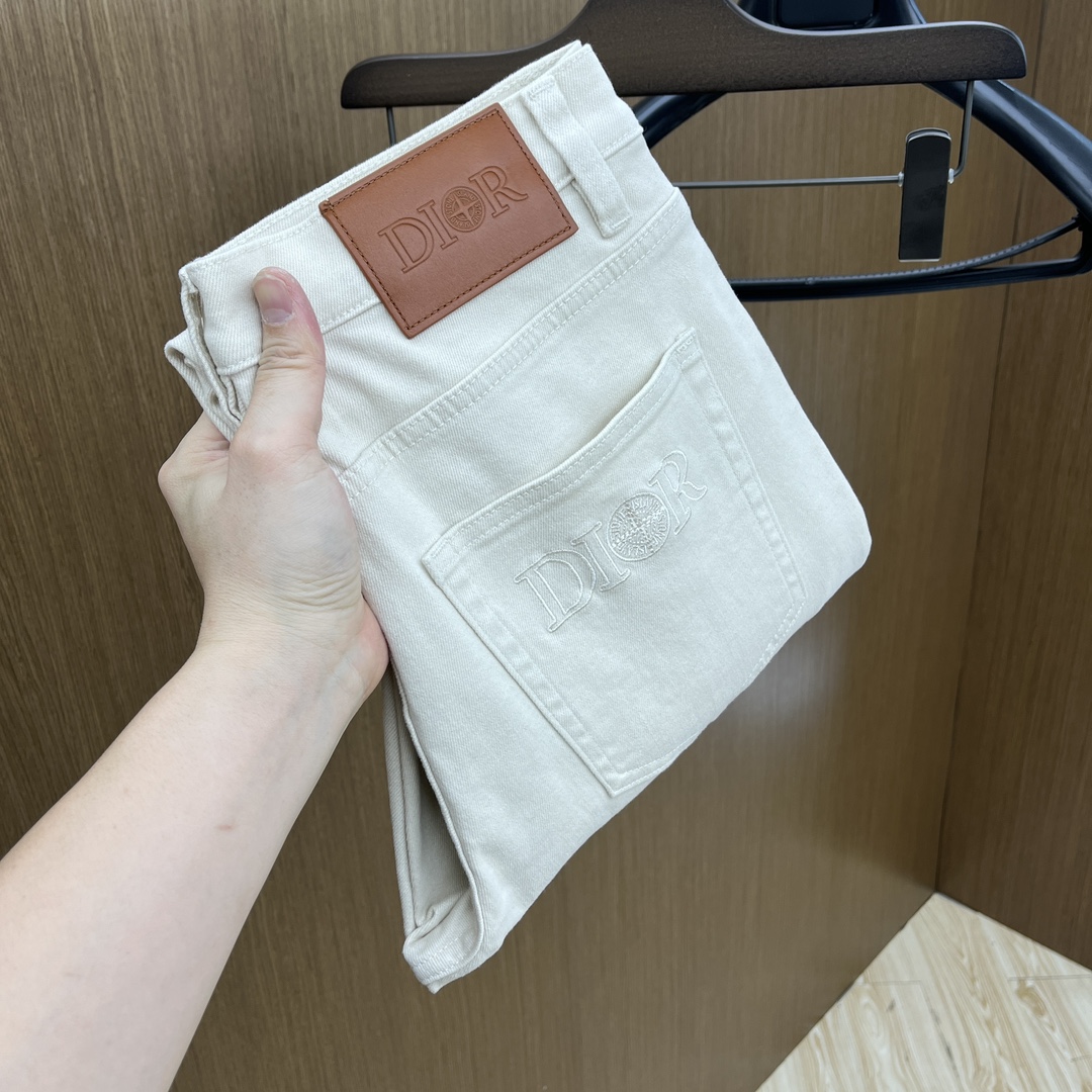 NO:123125,New CD High-end custom quality 25SS spring and summer latest original single jeans available at the counter, original customized reproduction, customer-supplied hardware and accessories, original single quality, imported denim fabric heavy-duty washing, fine workmanship and fine line, excellent upper body, preferred single product A60 SIZE:29-36 without 35,,jeans,alexander wang19860909新款 CD 高端定制品质 25SS春夏最新款原单牛仔裤 柜台同步发售 原版定制复刻 客供五金辅料 原单品质 进口牛仔面料重工洗水 做工走线精细 上身绝佳,优选单品A60 SIZE:29-36无35,,jeans,alexander wang,Men's clothing