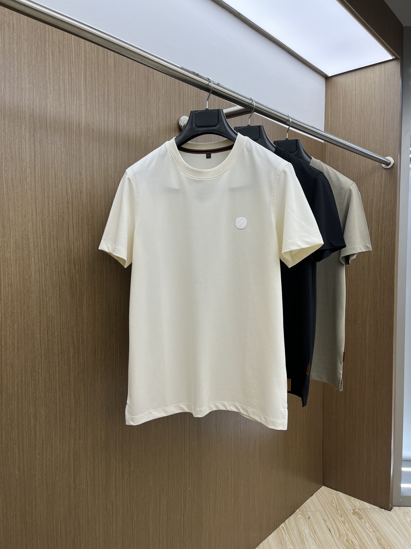 NO:131249,ZZ is exclusively available for the new original single men's casual short-sleeved T-shirt in early spring. High-end customization. High-end fashion and versatile hits. Original imported cotton fabric. Chest logo pattern. Design. Super soft and delicate touch. Skin-friendly and comfortable to wear. High-end boutique. OEM is very good. Men's essential items jnb. Number of codes 48-58/M-4XL,,T-shirt,tees,t-shirt,alexander wang.19860909ZZ 早春独家专供新款原单男士休闲短袖T恤 高端定制 高版本 时尚百搭爆款 原版进口纯棉面料 胸前logo图案 设计 手感超柔软细腻 穿着亲肤舒适 高端精品 代工厂精细做上身非常赞 男士必备单品jnb 码数48-58/M-4XL,,T-shirt,tees，t-shirt,alexander wang,Men's clothing