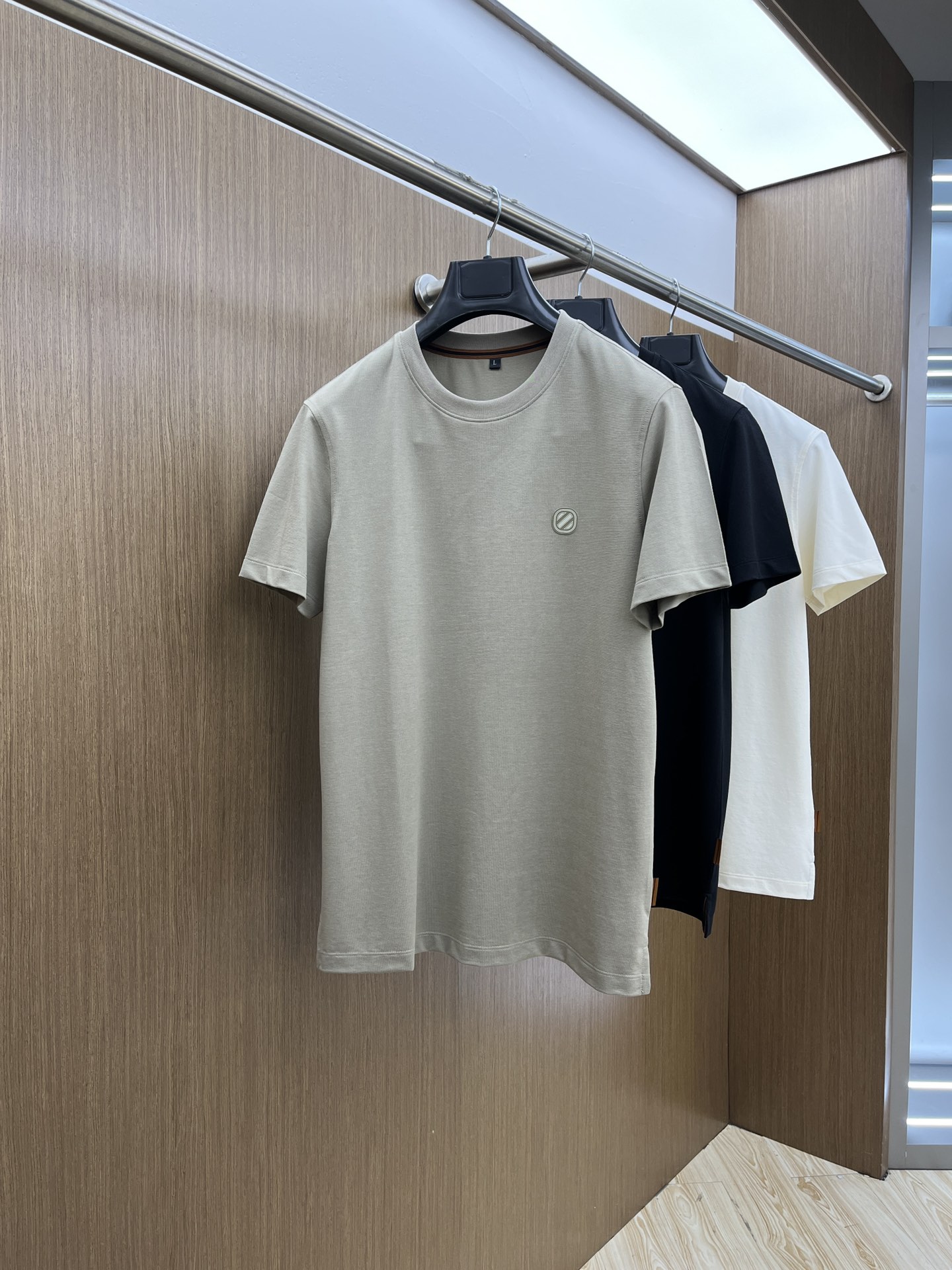 NO:131251,ZZ's early spring exclusively offers new original single men's casual short-sleeved T-shirts, high-end customization, high-end version, fashionable and versatile, original imported cotton fabric, chest logo pattern, design, super soft and delicate, skin-friendly and comfortable to wear, high-end boutique, OEM, fine-made top body, very good, men's essential items jnb, number of 48-58/M-4XL,,T-shirt,tees,t-shirt,alexander wang19860909ZZ早春独家专供新款原单男士休闲短袖T恤 高端定制 高版本 时尚百搭爆款 原版进口纯棉面料 胸前logo图案 设计 手感超柔软细腻 穿着亲肤舒适 高端精品 代工厂精细做上身非常赞 男士必备单品jnb 码数48-58/M-4XL,,T-shirt,tees，t-shirt,alexander wang,Men's clothing