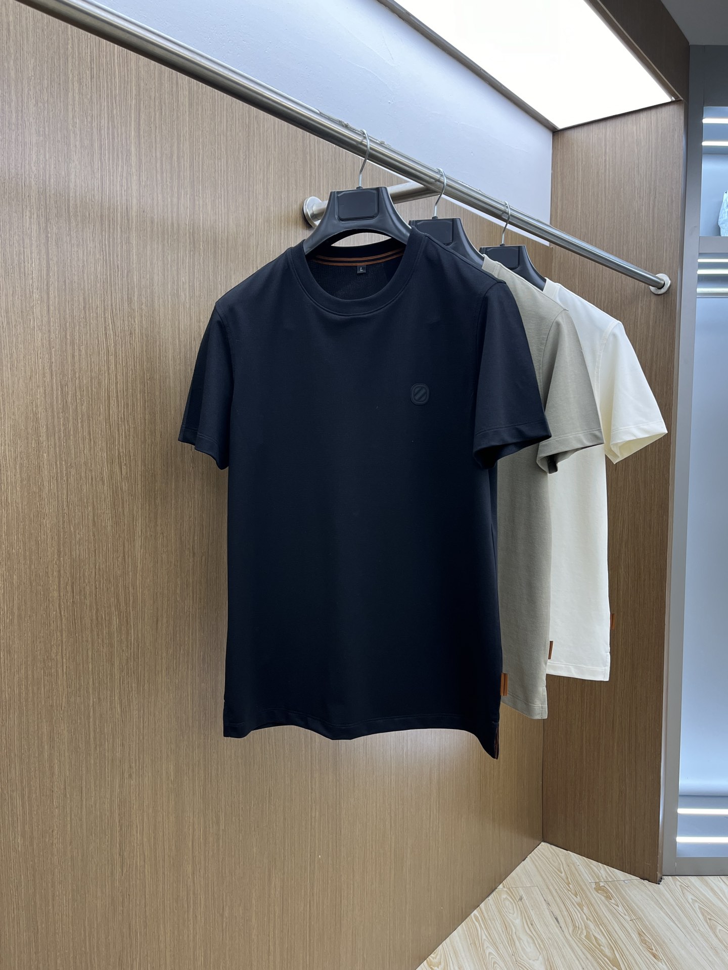 NO:131253,ZZ is exclusively available for the new original single men's casual short-sleeved T-shirt in early spring. High-end customization. High-end fashion and versatile hits. Original imported cotton fabric. Chest logo pattern. Design. Super soft and delicate touch. Skin-friendly and comfortable to wear. High-end boutique. OEM is very good. Men's essential items jnb. Number of codes 48-58/M-4XL,,T-shirt,tees,t-shirt,alexander wang.19860909ZZ 早春独家专供新款原单男士休闲短袖T恤 高端定制 高版本 时尚百搭爆款 原版进口纯棉面料 胸前logo图案 设计 手感超柔软细腻 穿着亲肤舒适 高端精品 代工厂精细做上身非常赞 男士必备单品jnb 码数48-58/M-4XL,,T-shirt,tees，t-shirt,alexander wang,Men's clothing