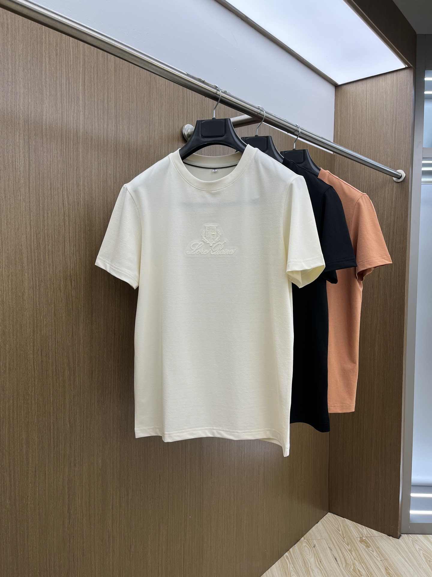 NO:131255,LP early spring exclusively offers new original single men's casual short-sleeved T-shirts, high-end customization, high-end version, fashionable and versatile, original imported cotton fabric, chest logo pattern, design, super soft and delicate, skin-friendly and comfortable to wear, high-end boutique, OEM factory fine-made top body very good, men's essential items jnb, number of 48-58/M-4XL,,loro piano,T-shirt,tees,t-shirt,alexander wang19860909LP早春独家专供新款原单男士休闲短袖T恤 高端定制 高版本 时尚百搭爆款 原版进口纯棉面料 胸前logo图案 设计 手感超柔软细腻 穿着亲肤舒适 高端精品 代工厂精细做上身非常赞 男士必备单品jnb 码数48-58/M-4XL,,loro piana,T-shirt,tees，t-shirt,alexander wang,Men's clothing