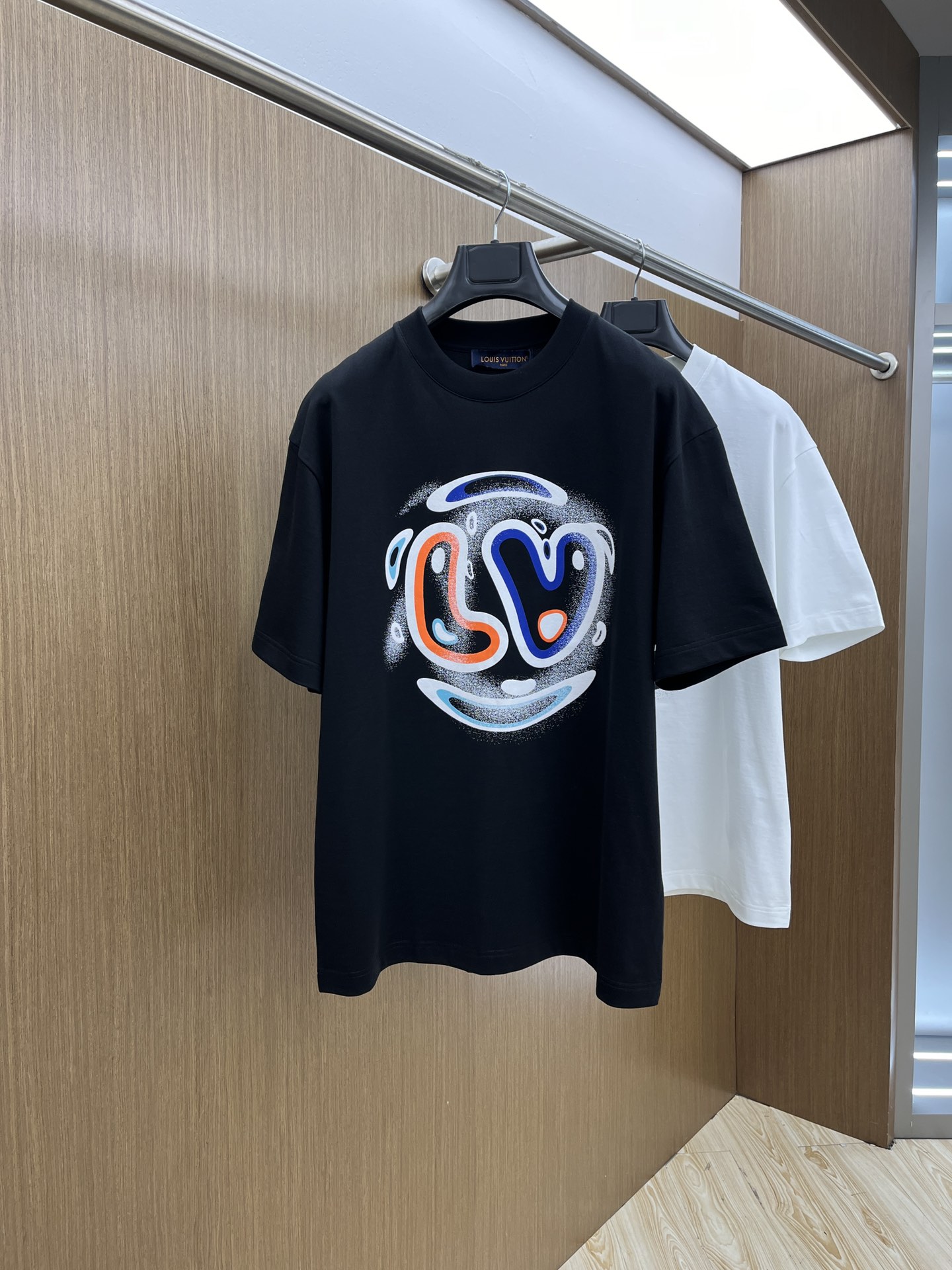 NO:510719,LV high-end customization 2025 spring and summer new first-time counter latest short-sleeved round-neck T-shirt high-end customization design avant-garde and fashionable!  Brand logo heavy craft design, high-end customized mercerated cloud cotton fabric, soft feel, comfortable to wear, exquisite counter-level car line, fine workmanship, invincible and handsome upper body effect!  A must-have item for handsome men!  Color black white bld code number M-3XL, louis vuitton, T-shirt,tees, t-shirt,alexander wang19860909LV 高端定制 2025春夏新款首发专柜最新款短袖圆领T恤 高端订制 设计前卫时尚！品牌logo重工艺设计 高端定制丝光云朵棉面料.手感柔软.穿着舒适.专柜级别精致车线.做工精细.上身效果无敌帅气！型男必备单品！ 颜色黑色 白色 bld码数M-3XL,,louis vuitton,T-shirt,tees，t-shirt,alexander wang,Men's clothing