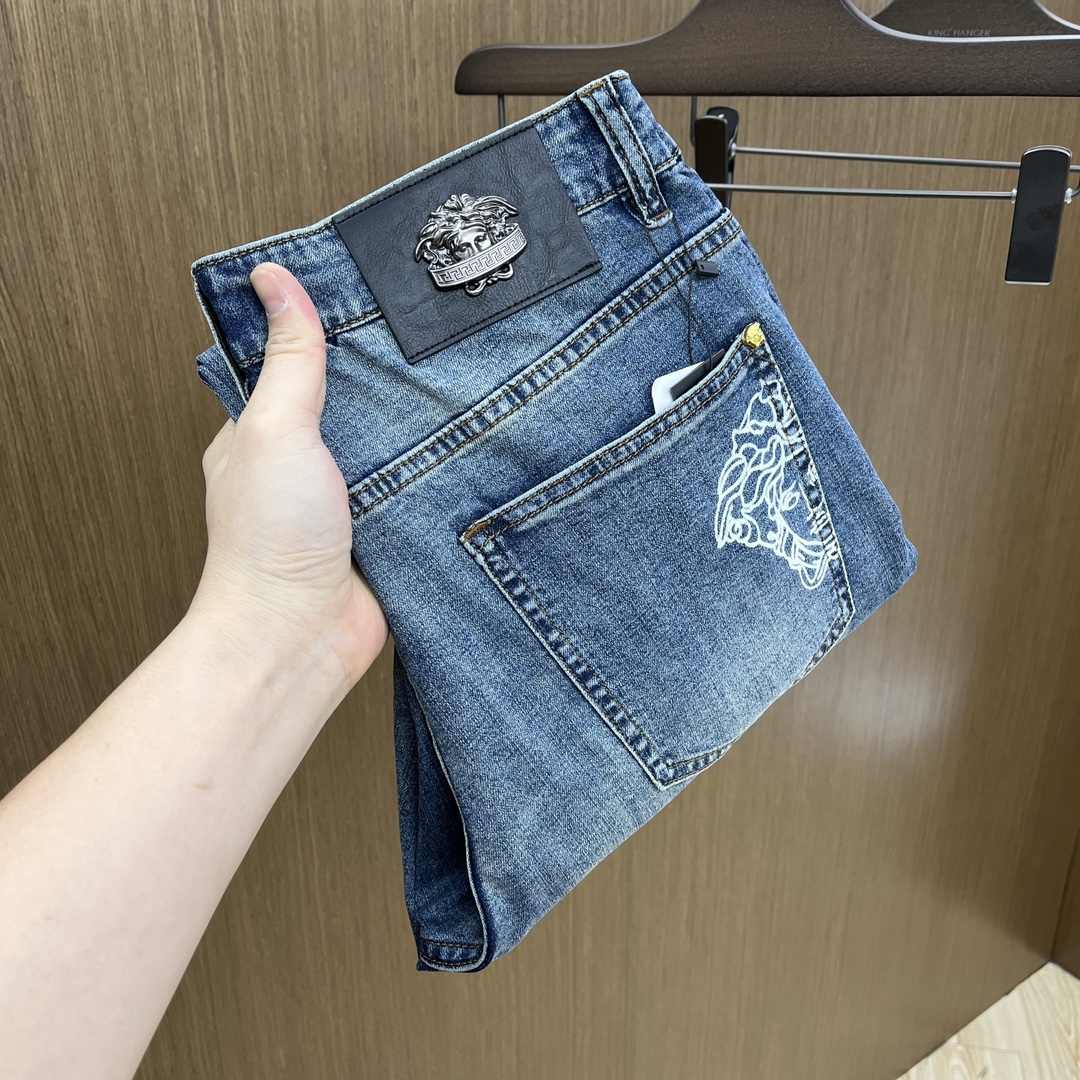 NO:123120,New Ver high-end customization, the latest 25SS spring and summer jeans are available at the counter simultaneously, imported color fixing fabrics, original custom reproduction, customer-supplied hardware and auxiliary materials, original quality, heavy industry washing, fine workmanship and excellent upper body!  Preferred single product produced by fax, number 29-38 without 35.37, jeans, alexander wang19860909新款 Ver高端定制、25SS春夏最新款牛仔裤 柜台同步发售 进口固色面料 原版定制复刻 客供五金辅料 原单品质 重工洗水 做工走线精细 上身绝佳！优选单品 fax出品 码数29-38无35.37,,jeans,alexander wang,Men's clothing