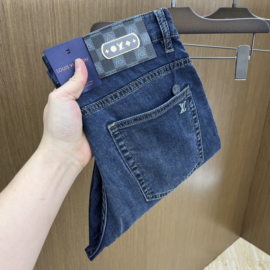 NO:123126,New Lv high-end customization, 25SS spring and summer latest jeans are available at the counter simultaneously, imported color fixing fabrics, original custom reproduction, customer-supplied hardware and auxiliary materials, original quality, heavy industry washing, fine workmanship and excellent upper body!  Preferred single product produced by fax, number 29-38 without 35.37, louis vuitton, jeans, alexander wang19860909新款 Lv 高端定制、25SS春夏最新款牛仔裤 柜台同步发售 进口固色面料 原版定制复刻 客供五金辅料 原单品质 重工洗水 做工走线精细 上身绝佳！优选单品 fax出品 码数29-38无35.37,,louis vuitton,jeans,alexander wang,Men's clothing