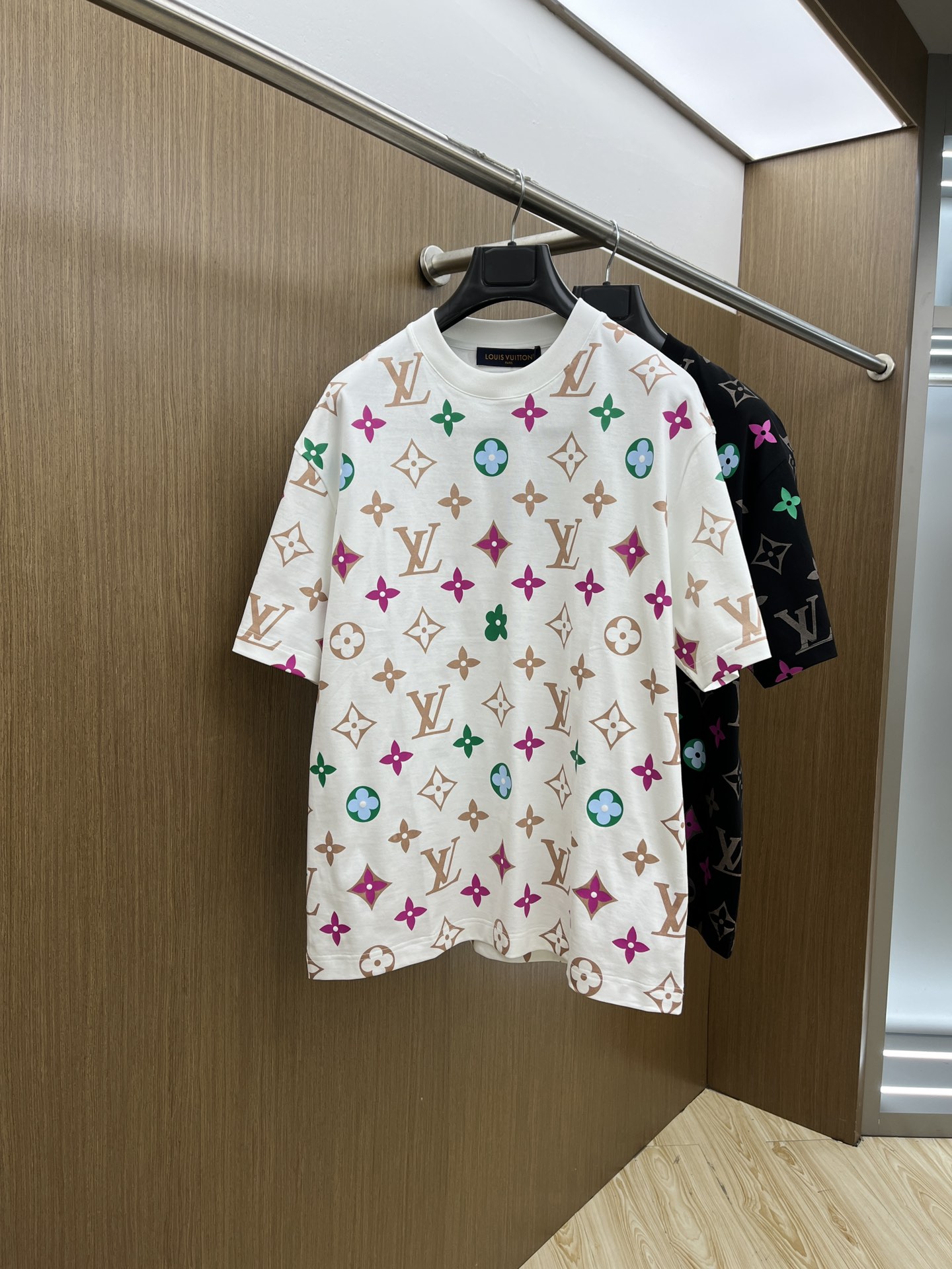 NO:501303,New LV high-end customization 2025 spring and summer new first-time counter latest short-sleeved round-neck T-shirt high-end customization design avant-garde and fashionable!  Brand logo heavy craft design, high-end customized mercerated cloud cotton fabric, soft feel, comfortable to wear, exquisite counter-level car line, fine workmanship, invincible and handsome upper body effect!  A must-have item for handsome men!  Color black white bld code number M-3XL, louis vuitton, T-shirt,tees, t-shirt,alexander wang19860909新款 LV 高端定制 2025春夏新款首发专柜最新款短袖圆领T恤 高端订制 设计前卫时尚！品牌logo重工艺设计 高端定制丝光云朵棉面料.手感柔软.穿着舒适.专柜级别精致车线.做工精细.上身效果无敌帅气！型男必备单品！ 颜色黑色 白色 bld码数M-3XL,,louis vuitton,T-shirt,tees，t-shirt,alexander wang,Men's clothing