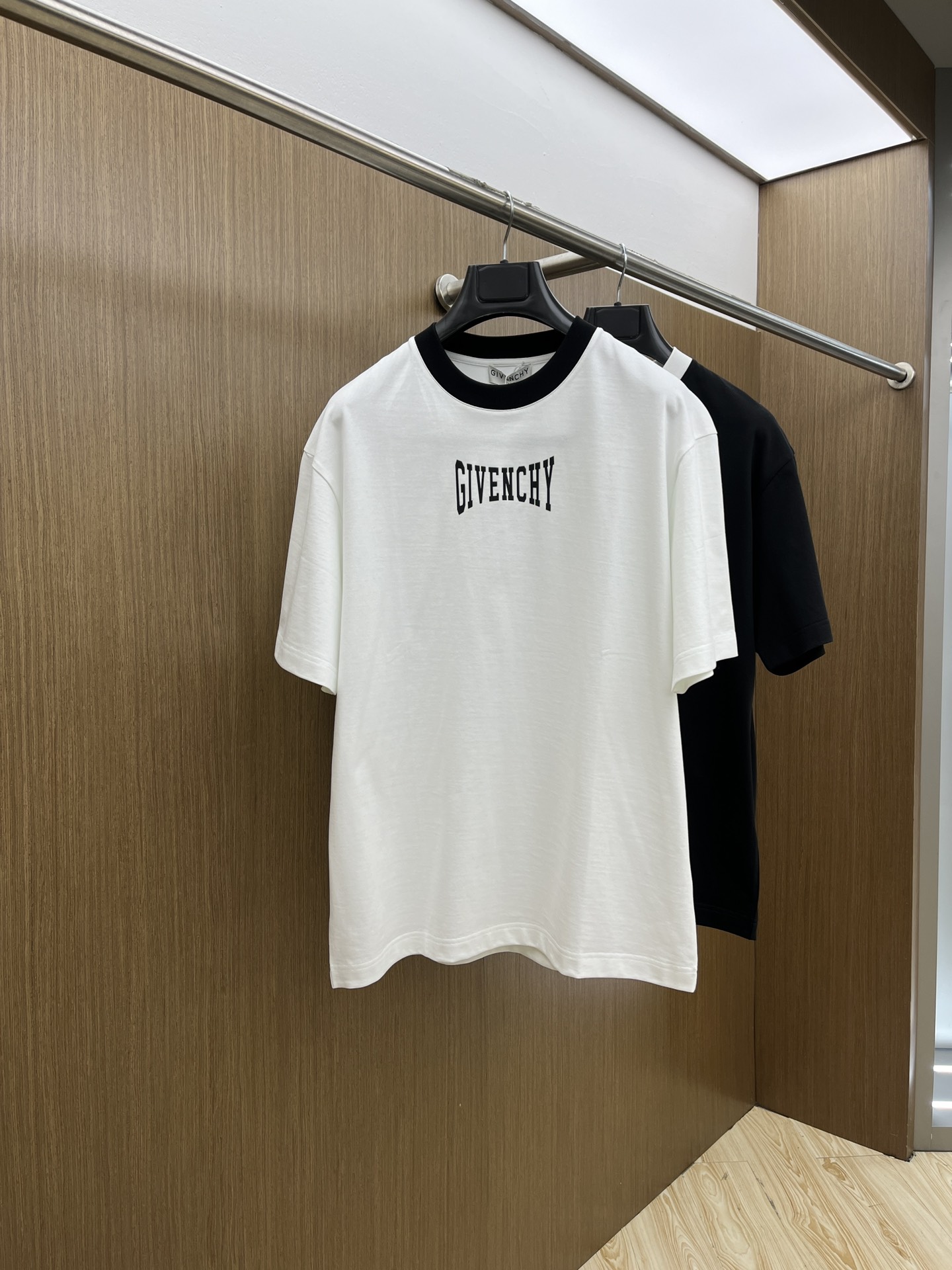 NO:506944,New GVC high-end customization 2025 spring and summer new first-time counter latest short-sleeved round-neck T-shirt high-end customization design avant-garde and fashionable!  Brand logo heavy craft design, high-end customized mercerated cloud cotton fabric, soft feel, comfortable to wear, exquisite counter-level car line, fine workmanship, invincible and handsome upper body effect!  A must-have item for handsome men!  Color black white bld code number M-3XL, T-shirt,tees,t-shirt,alexander wang19860909新款 Gvc 高端定制 2025春夏新款首发专柜最新款短袖圆领T恤 高端订制 设计前卫时尚！品牌logo重工艺设计 高端定制丝光云朵棉面料.手感柔软.穿着舒适.专柜级别精致车线.做工精细.上身效果无敌帅气！型男必备单品！ 颜色黑色 白色 bld码数M-3XL,,T-shirt,tees，t-shirt,alexander wang,Men's clothing